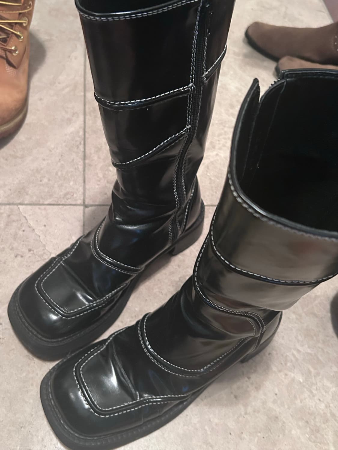 ATT 에이티티 스티치 라인 스퀘어 부츠 블랙 엔믹스 스테이씨 착용 상품이미지4