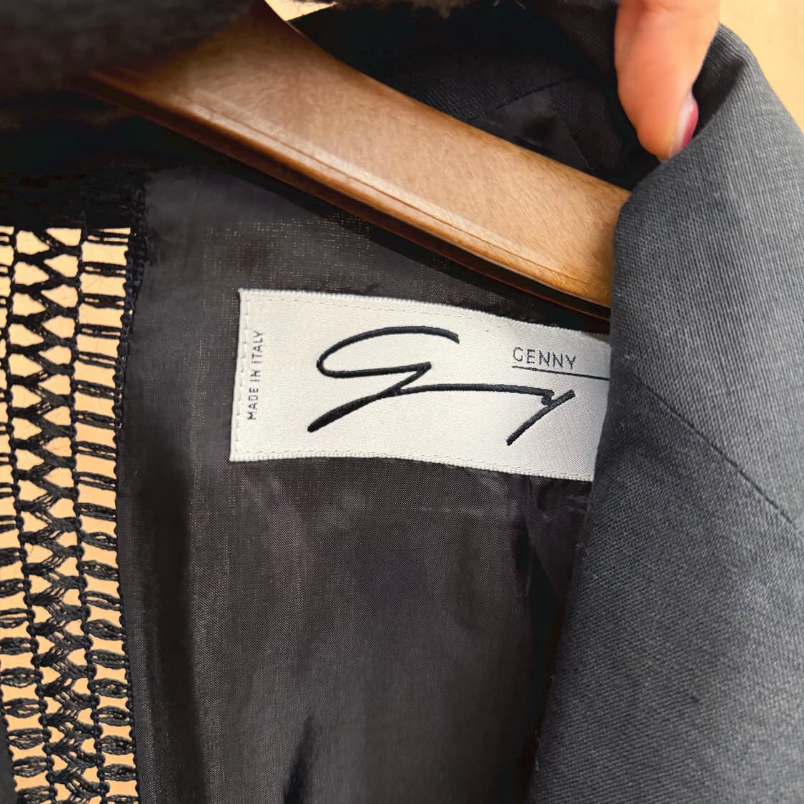 제니 자켓 테일러드 카라 백 오픈워크 니트 패널 디테일 레귤러핏 블랙 상품이미지7