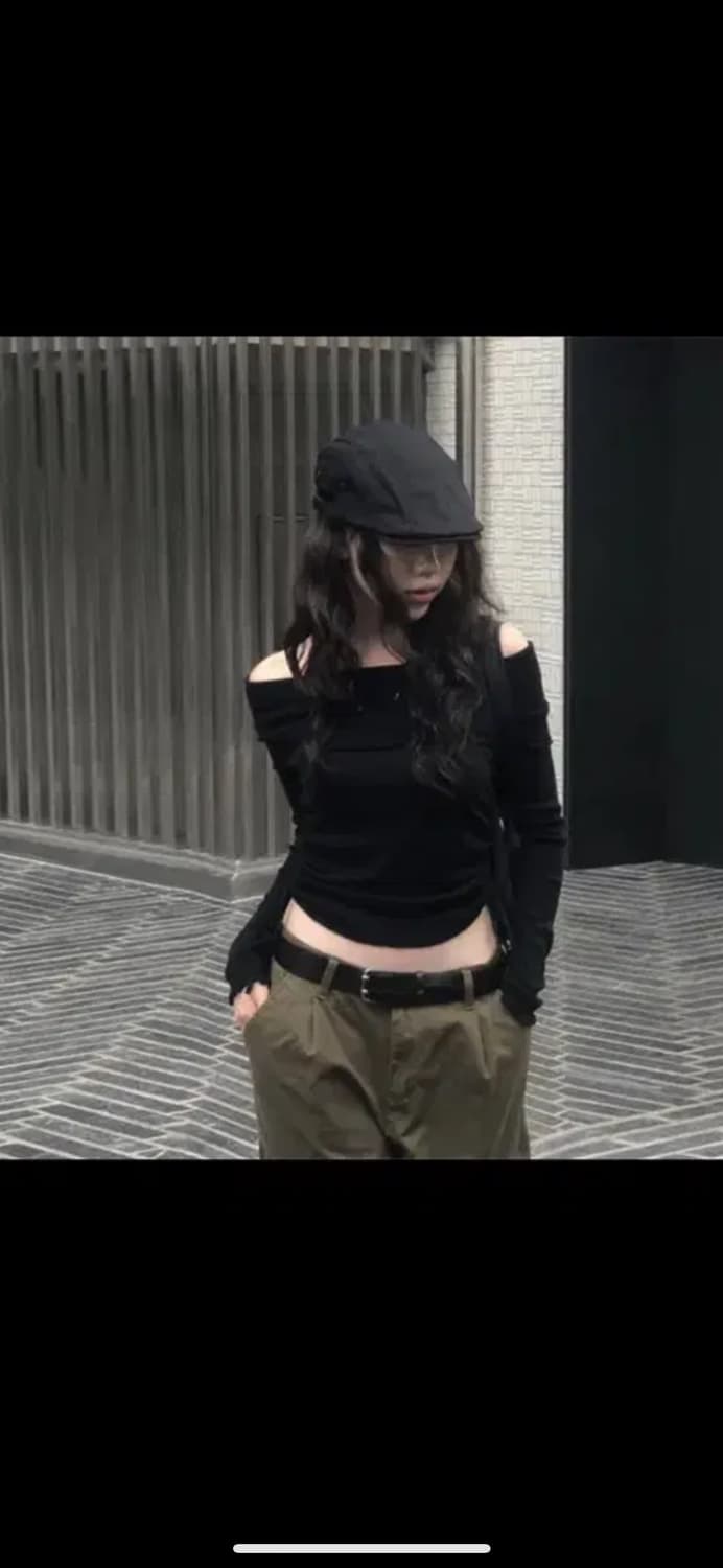 애니원모어 러오 오프숄더 셔링 긴팔 티셔츠 블랙 상품이미지1