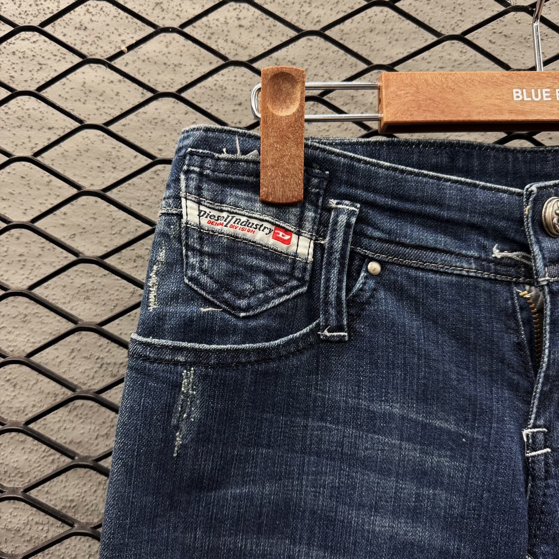 디젤 브러시 워싱 데님팬츠 디스트로이드 데미지 브랜드탭 디테일 슬림핏 상품이미지6