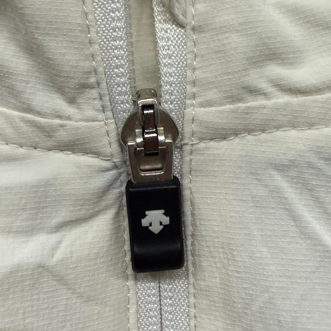 [정품/95] 데상트 화이트 블루 하프집업 바람막이 b10 상품이미지8