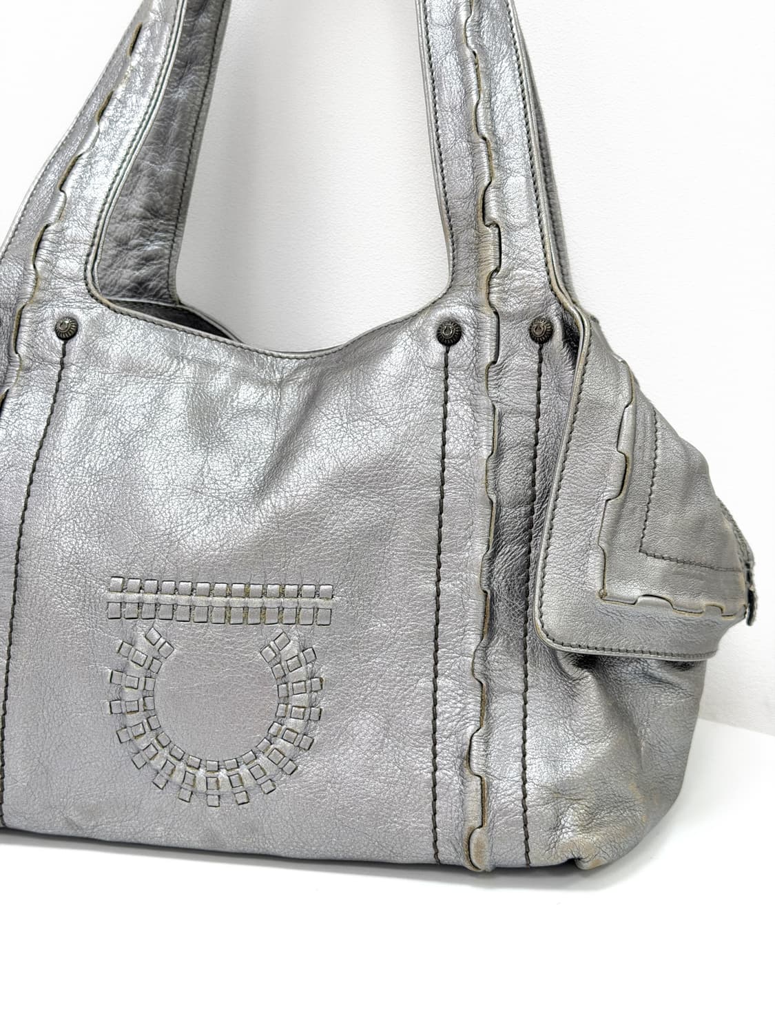 페라가모 메탈릭 레더 간치니 스티치 숄더백 상품이미지3