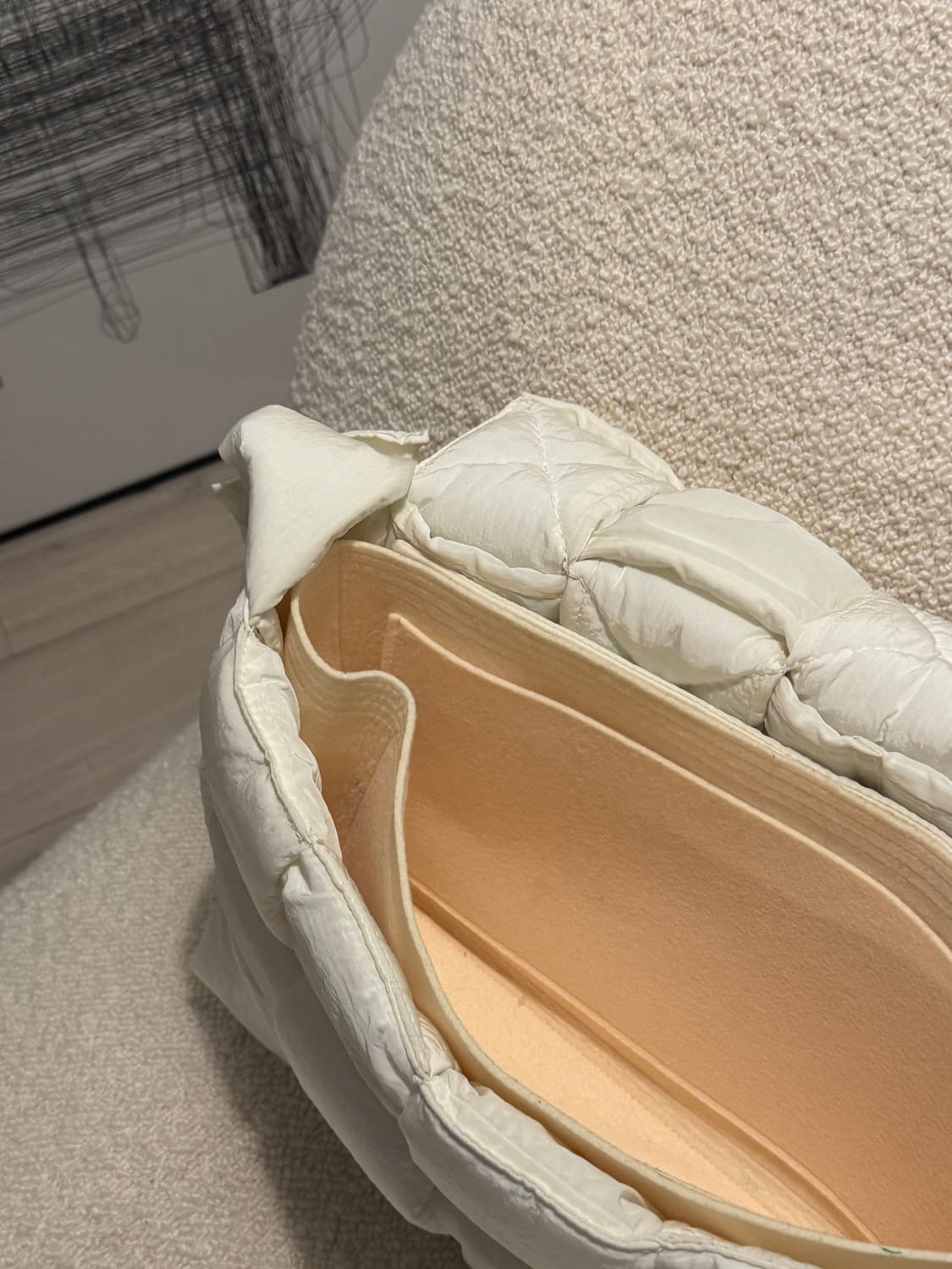 보테가베네타 라지 패디드 테크 카세트 백 화이트 크로스백 상품이미지8