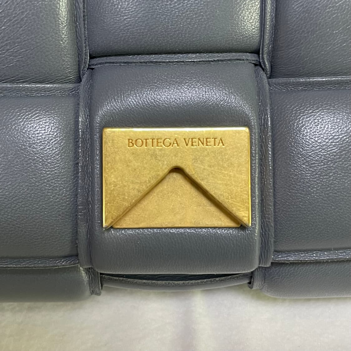 보테가베네타 패디드 카세트백(썬더) 상품이미지4