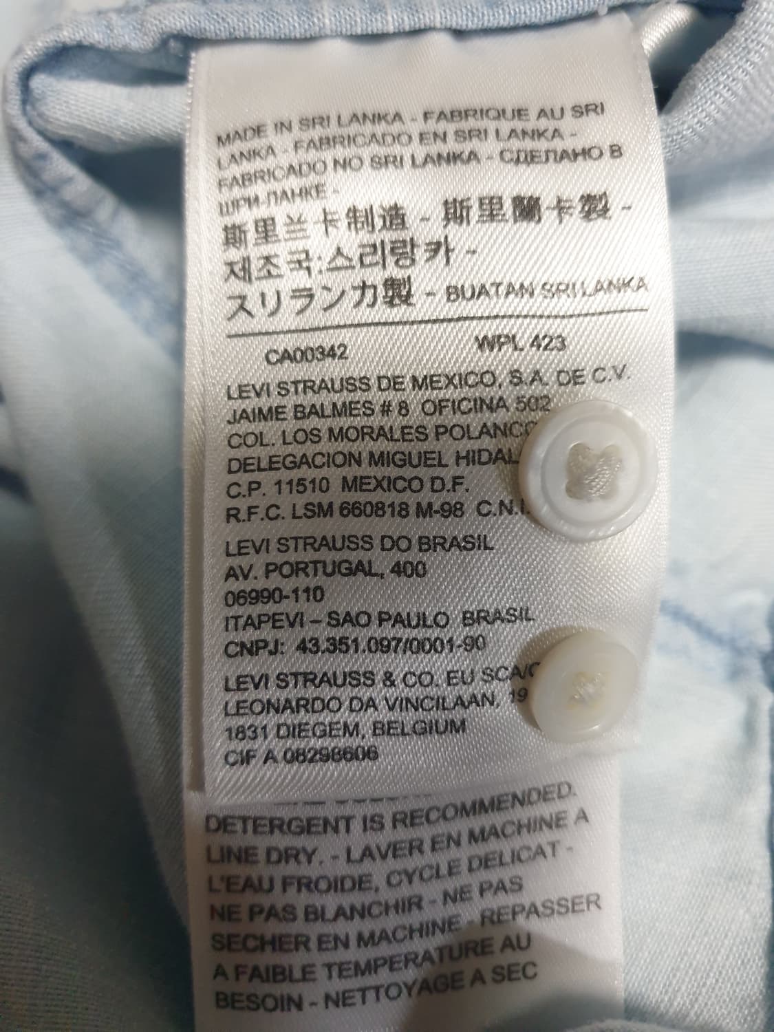 리바이스 우먼 보이프렌드핏 샴브레이 데님셔츠 연청 (S) 상품이미지4