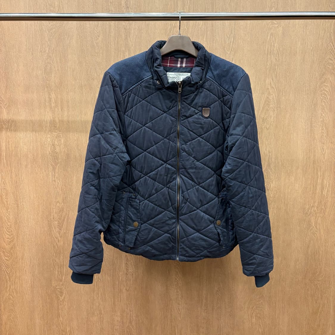 디젤 블루종 자켓 퀄팅 패턴 소매 니트 시보리 로고 패치 디테일 네이비 상품이미지2