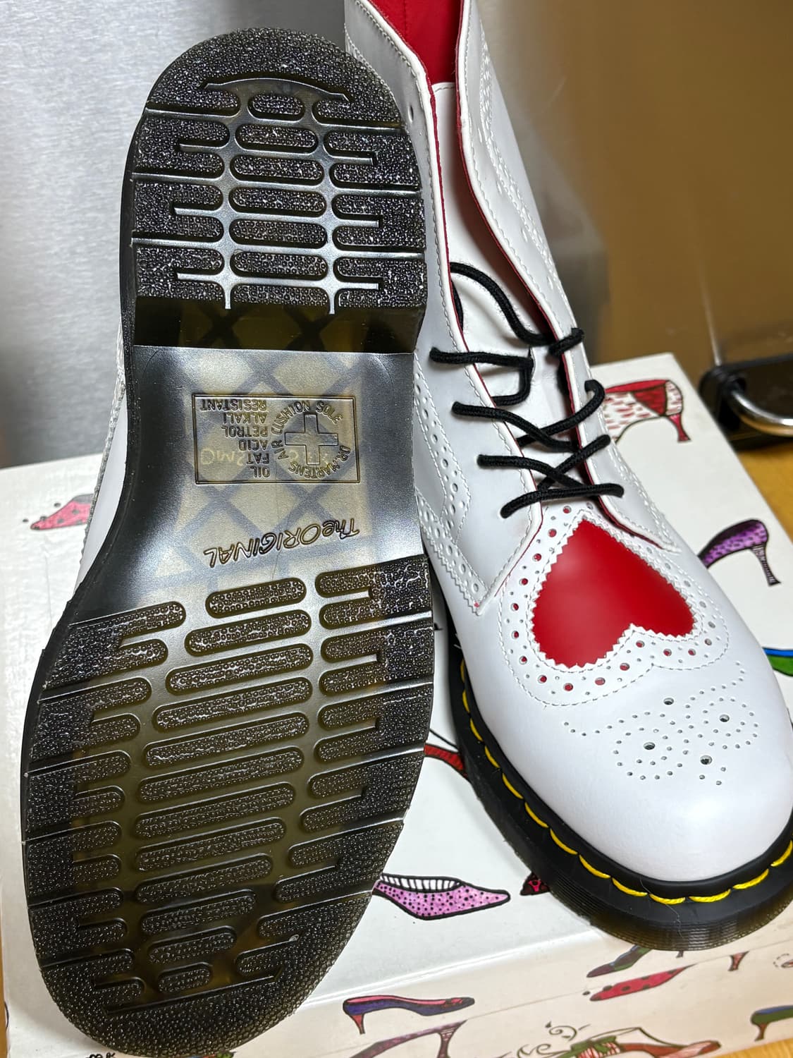 닥터마틴 발렌타인 한정 벤틀리 하트(UK6,US8) 8홀 부츠 새상품 상품이미지3