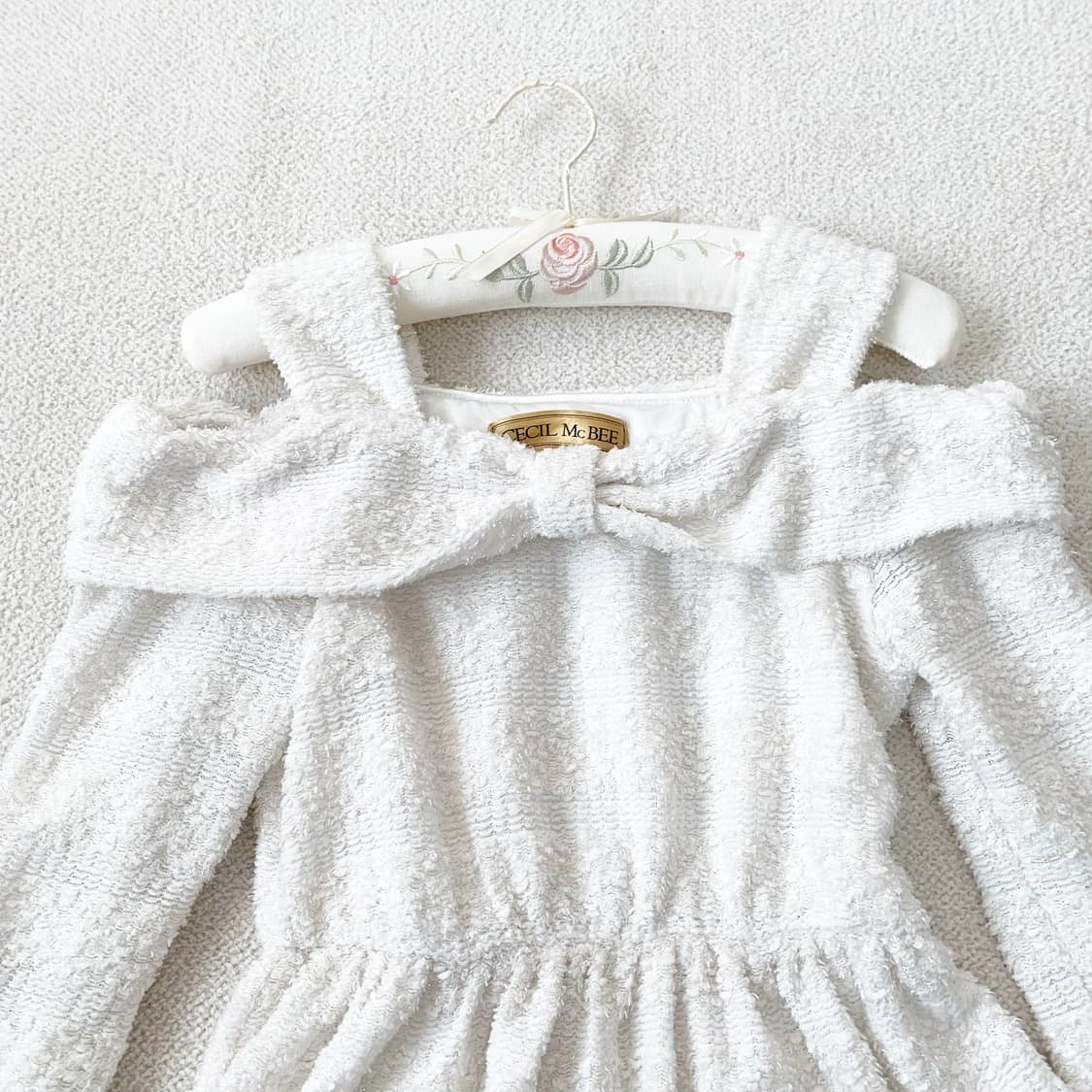 세실맥비 생크림 리본 옾숄 니트 상품이미지2