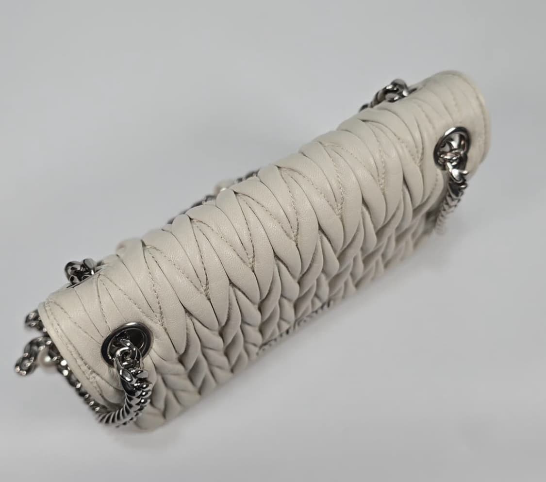 miu miu 미우 미우 마테라쎄 나파 레더 미니 숄더백 (정품) 상품이미지3