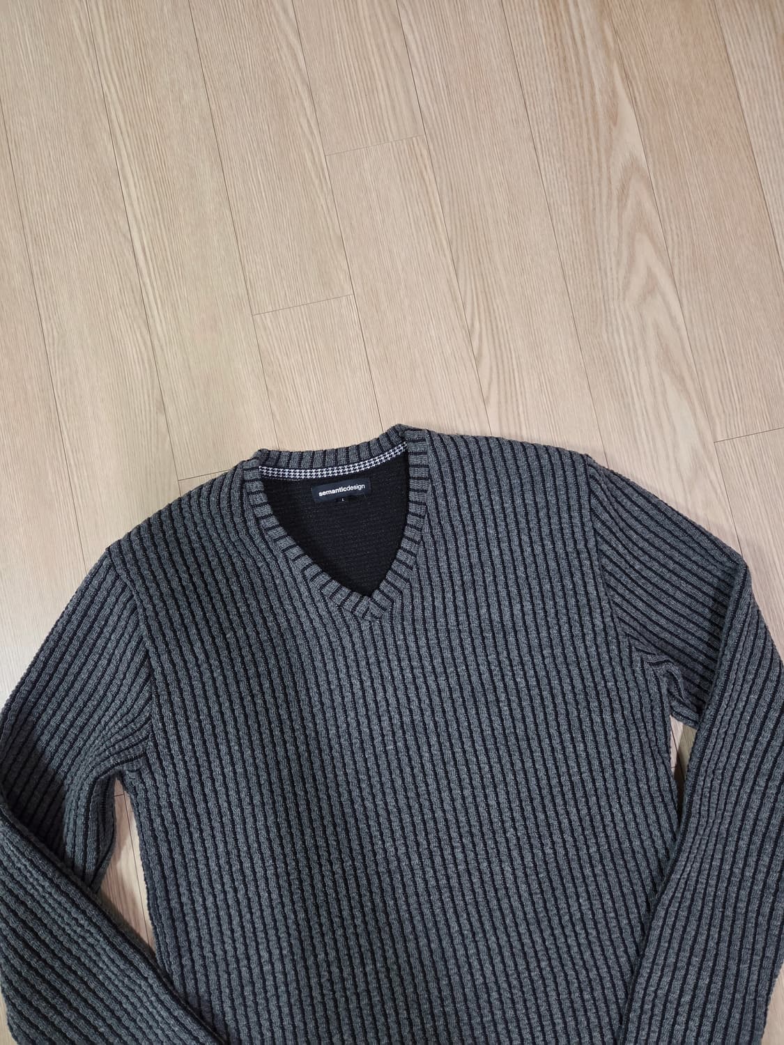 semantic design 그레이 짜임 브이넥 니트 상품이미지2