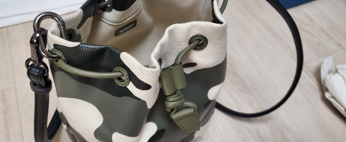 (중고)버버리 그린 카모플라쥬 코팅 캔버스 포이베 드로스트링 파우치 상품이미지5