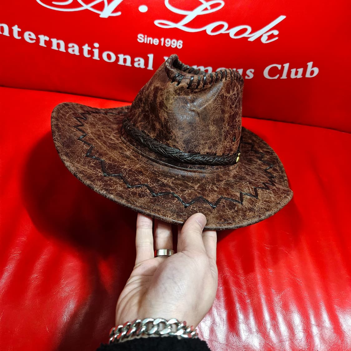 오스트리아 캥거루 가죽 스티치
웨스턴 페도라
사이즈 57-58 상품이미지5