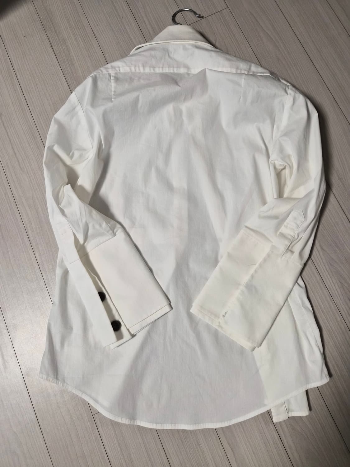 [디자이너 브랜드 NOHKE] 유니크 버튼 디테일 화이트 커프스 셔츠 상품이미지9