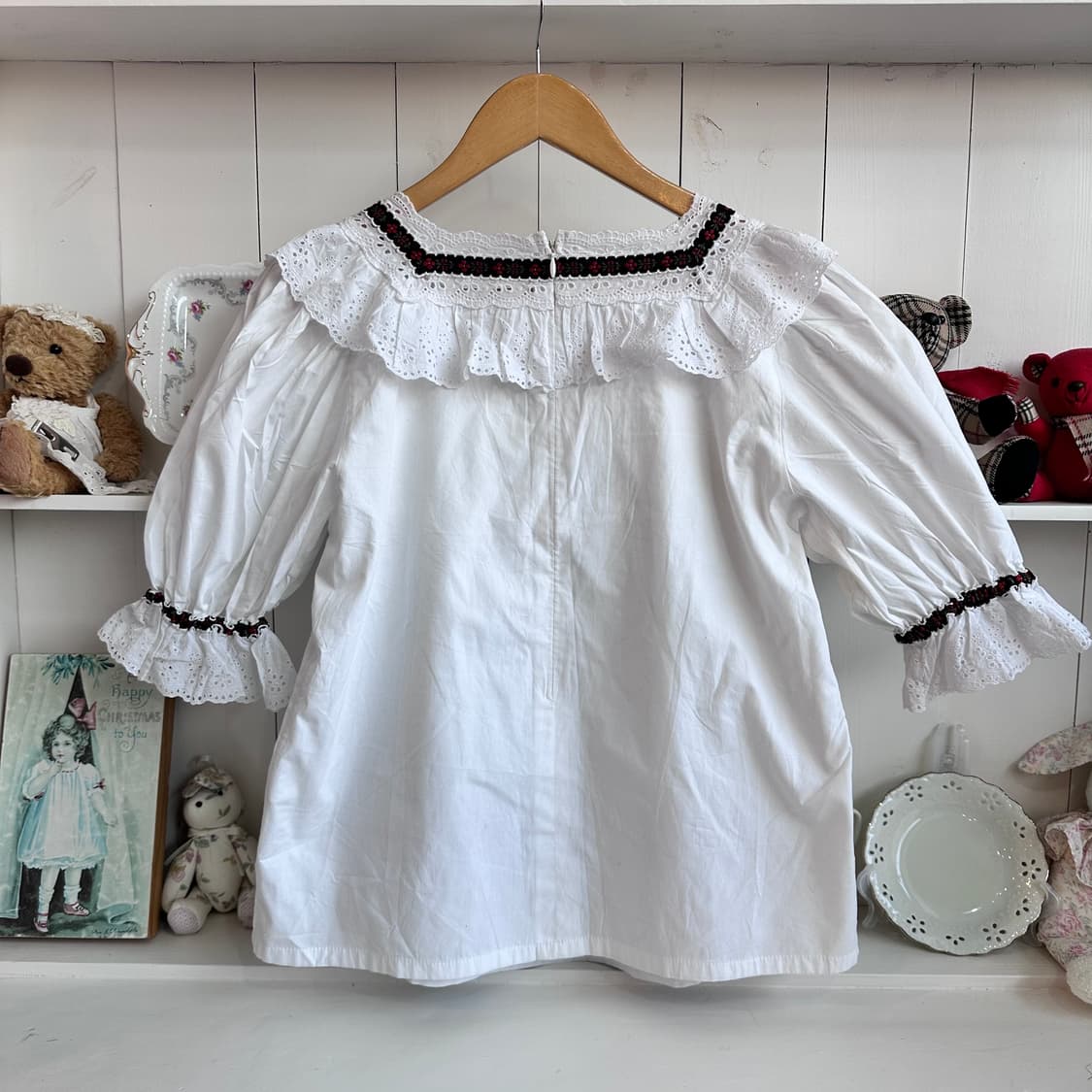 레이스 프릴 블라우스 화이트 퍼프소매 상품이미지4