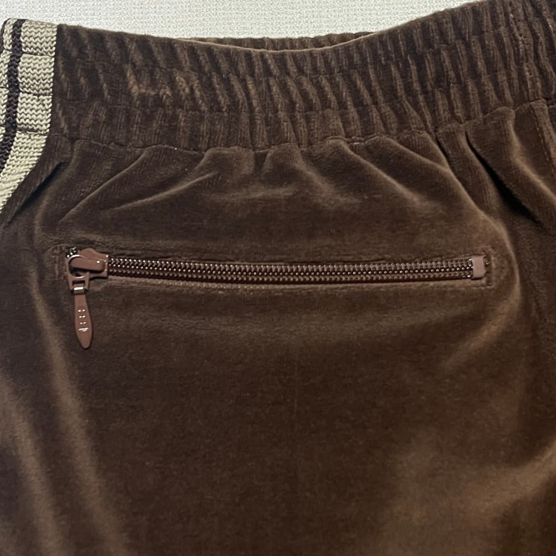 니들스 내로우 트랙 팬츠 벨루어 브라운 상품이미지3