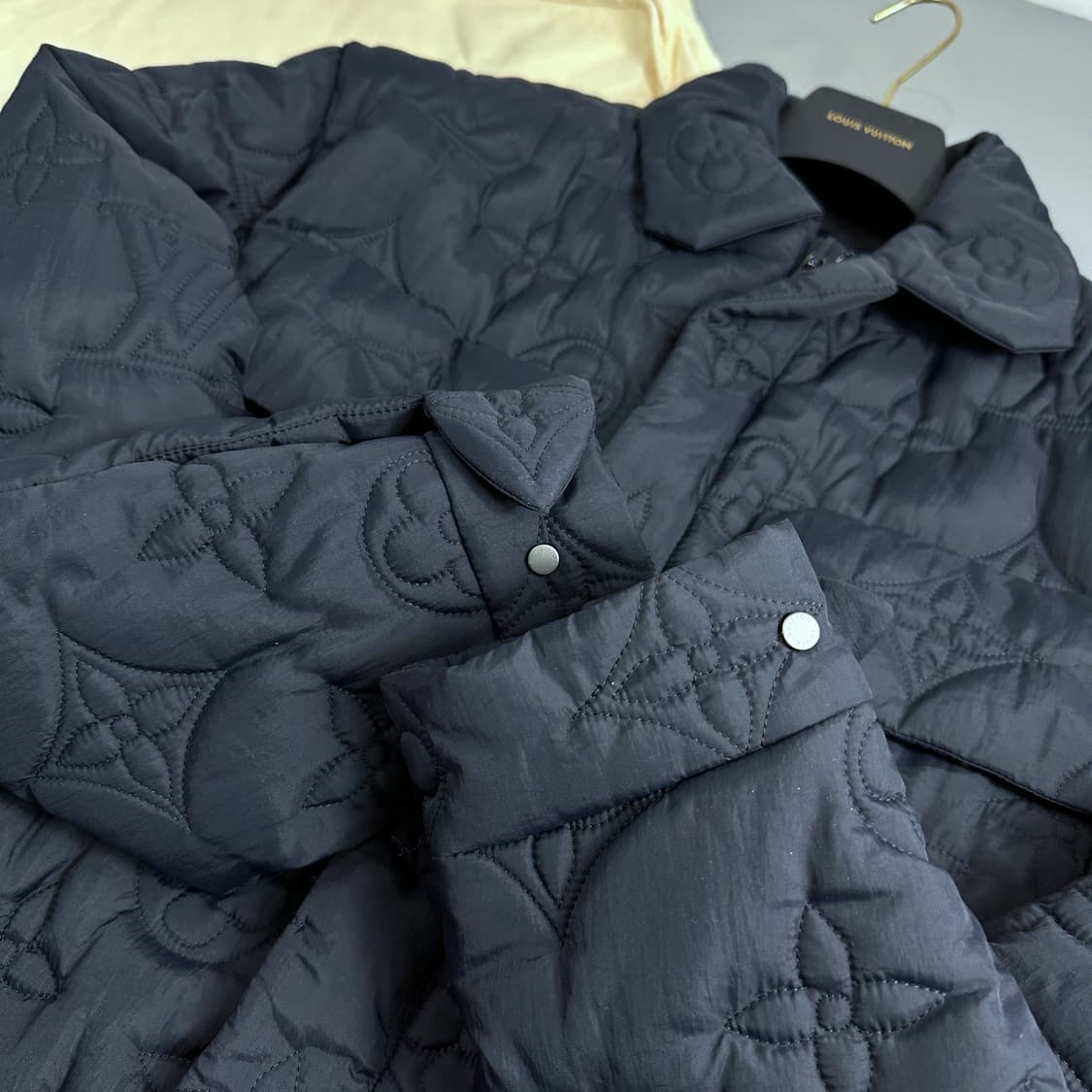 루이비통 모노그램 패디드 라이트 블루종 52 상품이미지4