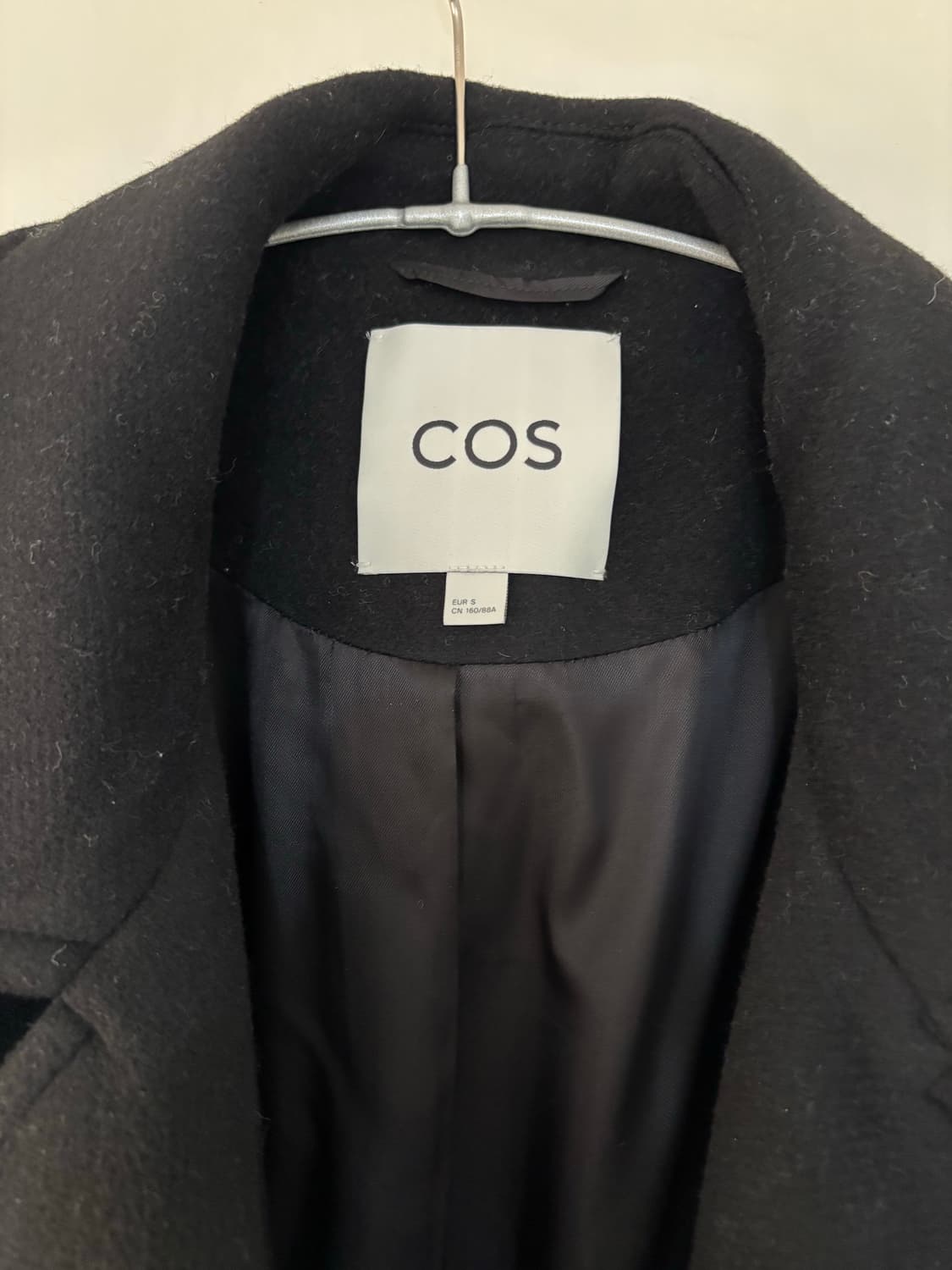 COS 24fw 블랙 오버핏 더블 롱코트 상품이미지2