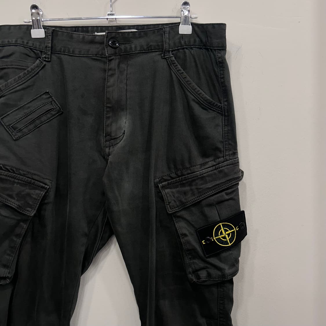 스톤아일랜드 스트레치코튼 와펜 슬림 카고팬츠 상품이미지1