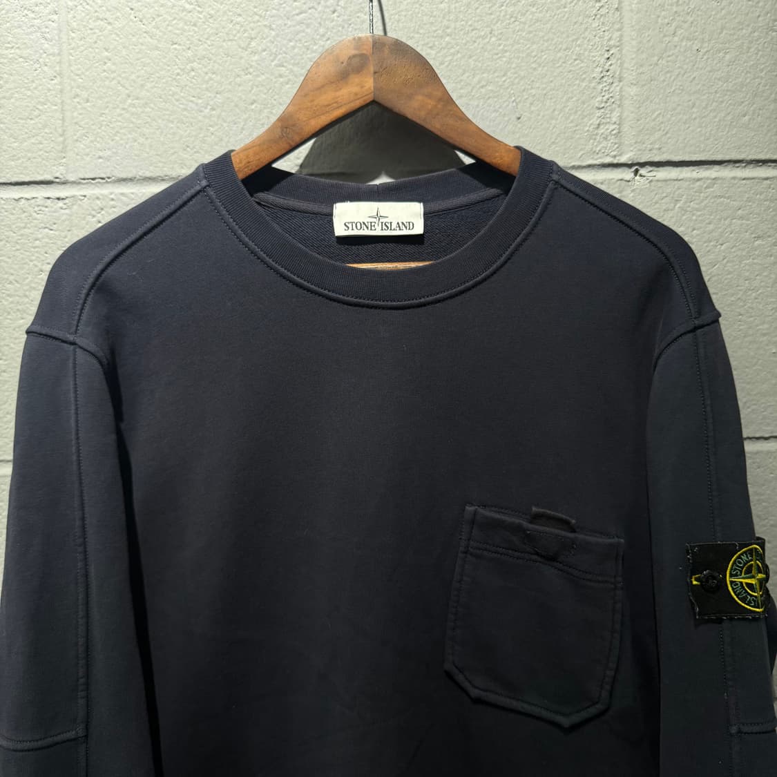 스톤아일랜드 포켓 맨투맨 네이비 상품이미지2