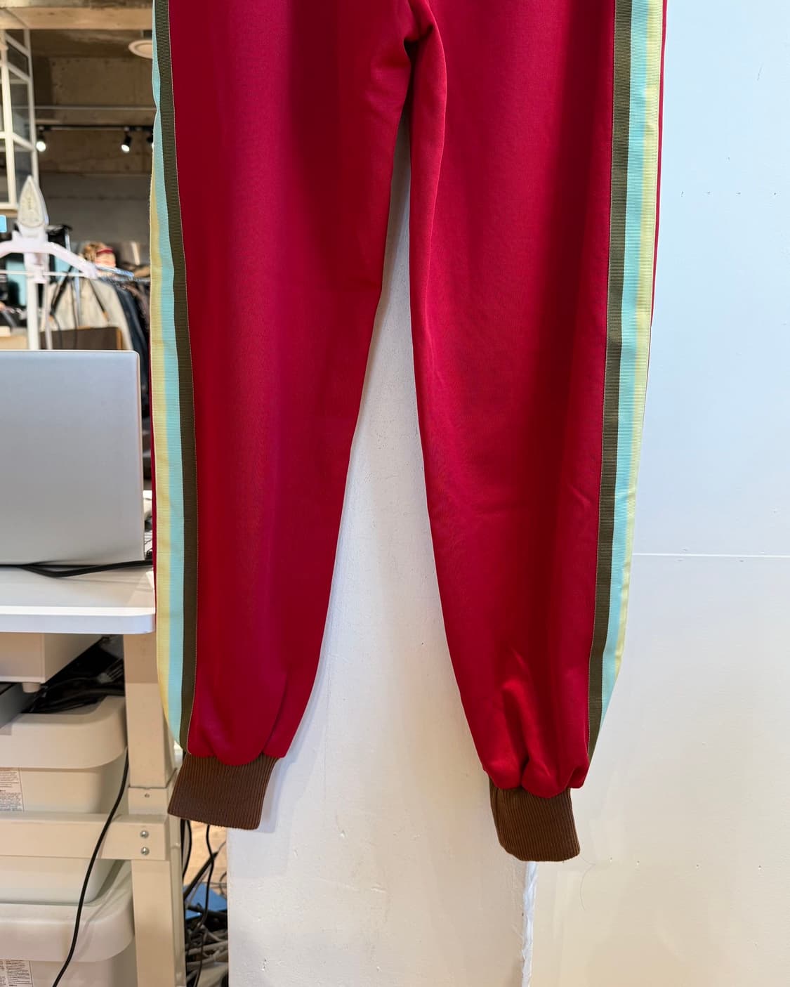 아크네 스튜디오 레드 페이스패치 스웻 팬츠  상품이미지7