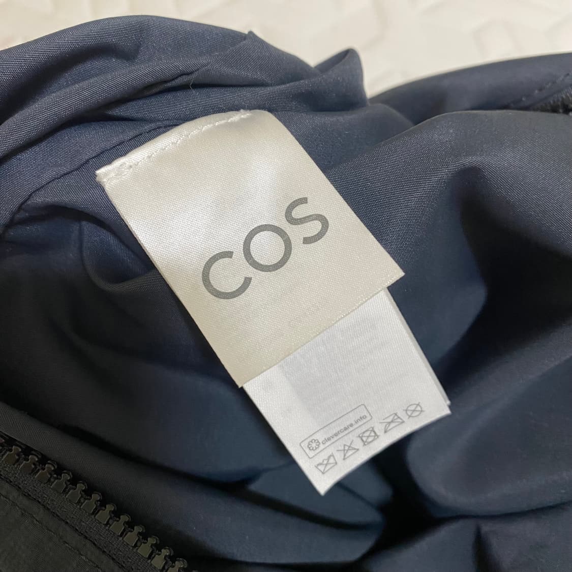 COS 코스 슬라우치 나일론 메신저백 네이비 상품이미지8
