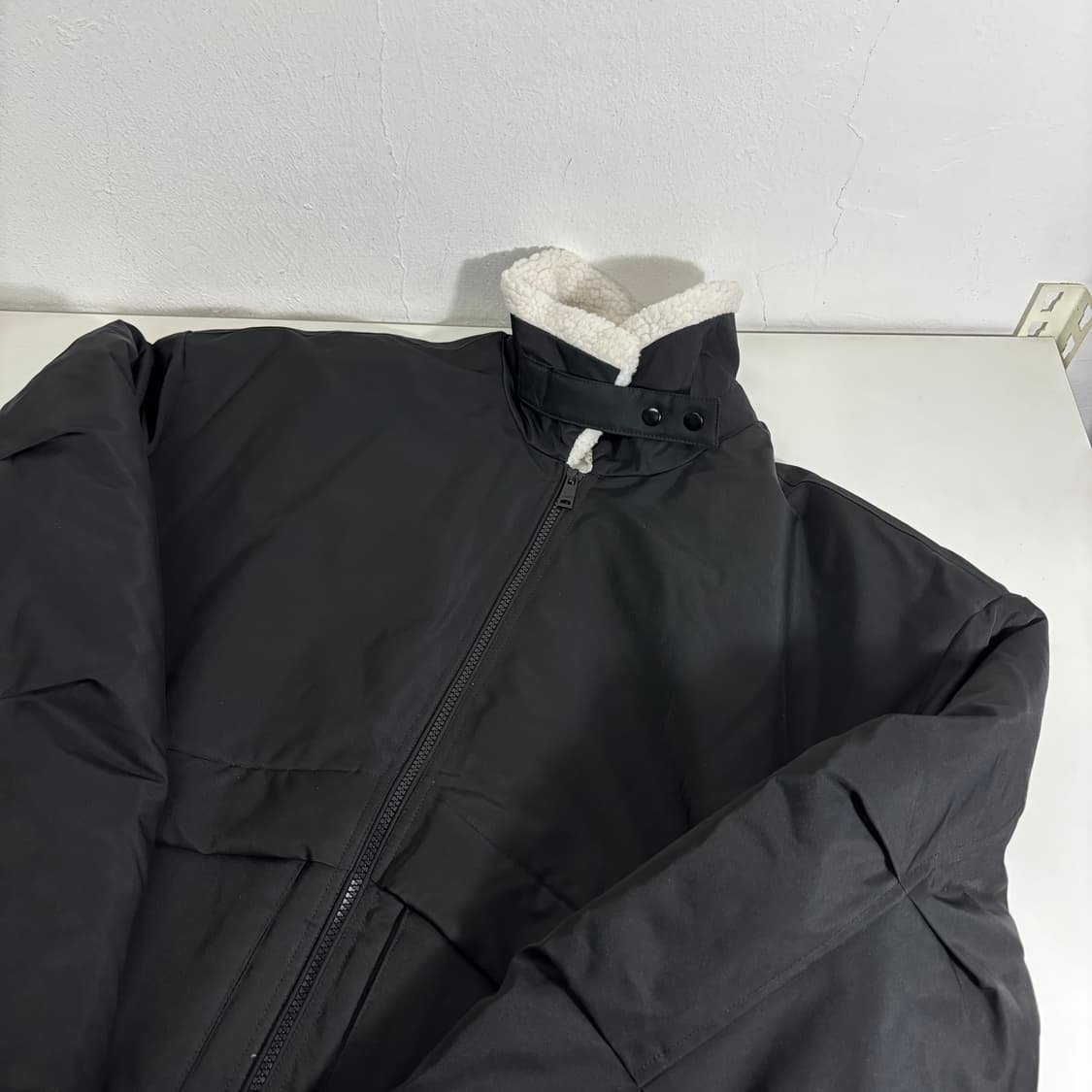 L 코드그라피 블랙 오버핏 투웨이 쉐르파 패딩 상품이미지3