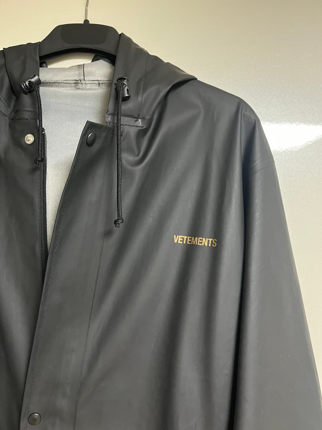 [VETEMENTS] 베트멍 네이비 로고 바람막이 레인코트 상품이미지4