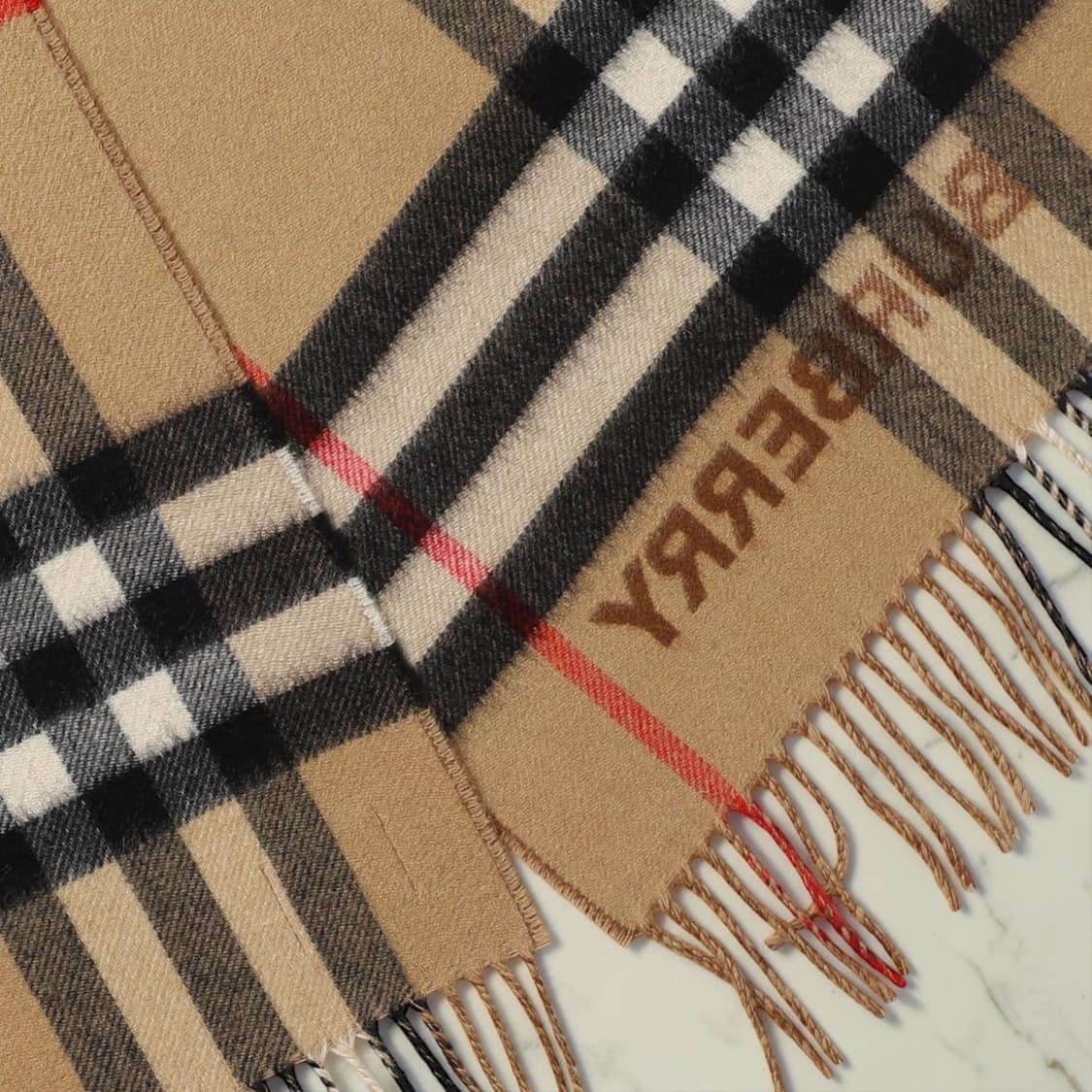 버버리 콘트라스트 체크 로고 캐시미어 머플러 상품이미지9