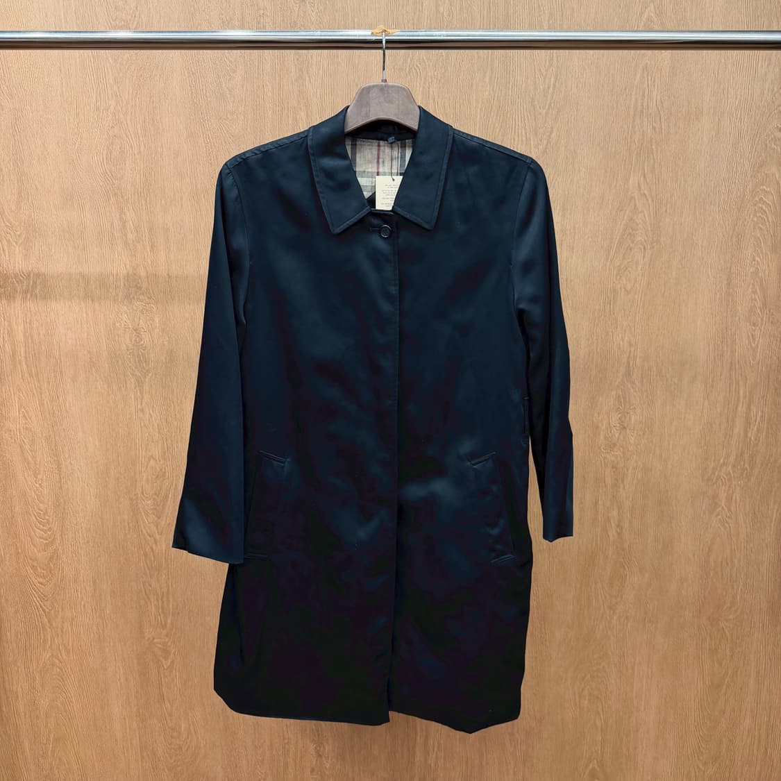 버버리 런던 클래식 싱글 맥코트 노바 체크 라이닝 히든 버튼 디테일 블랙 상품이미지2