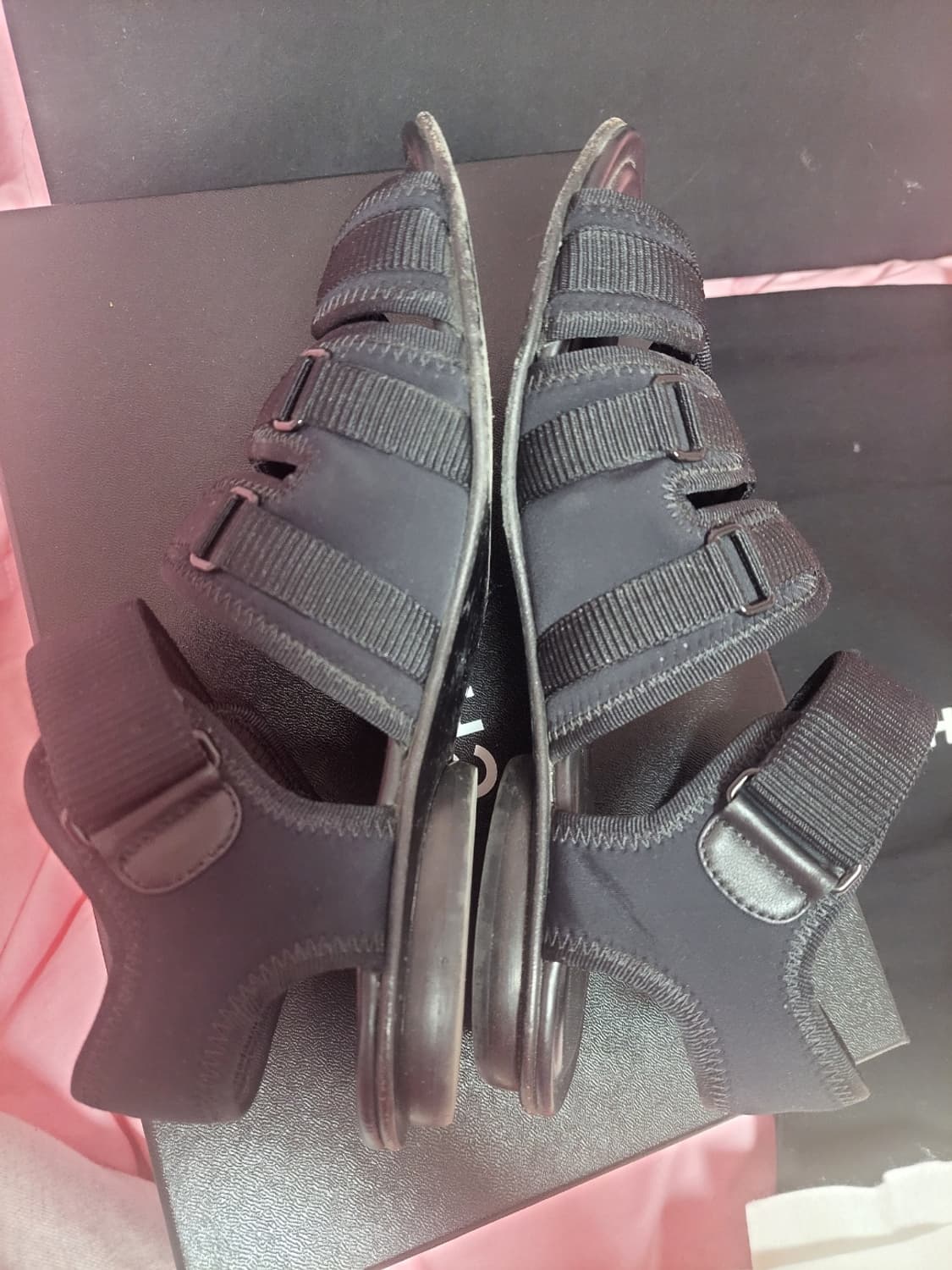 정품)급처3번신은상태좋은!샤넬 로고 블랙 벨크로 샌들 매장가270만원대 상품이미지6