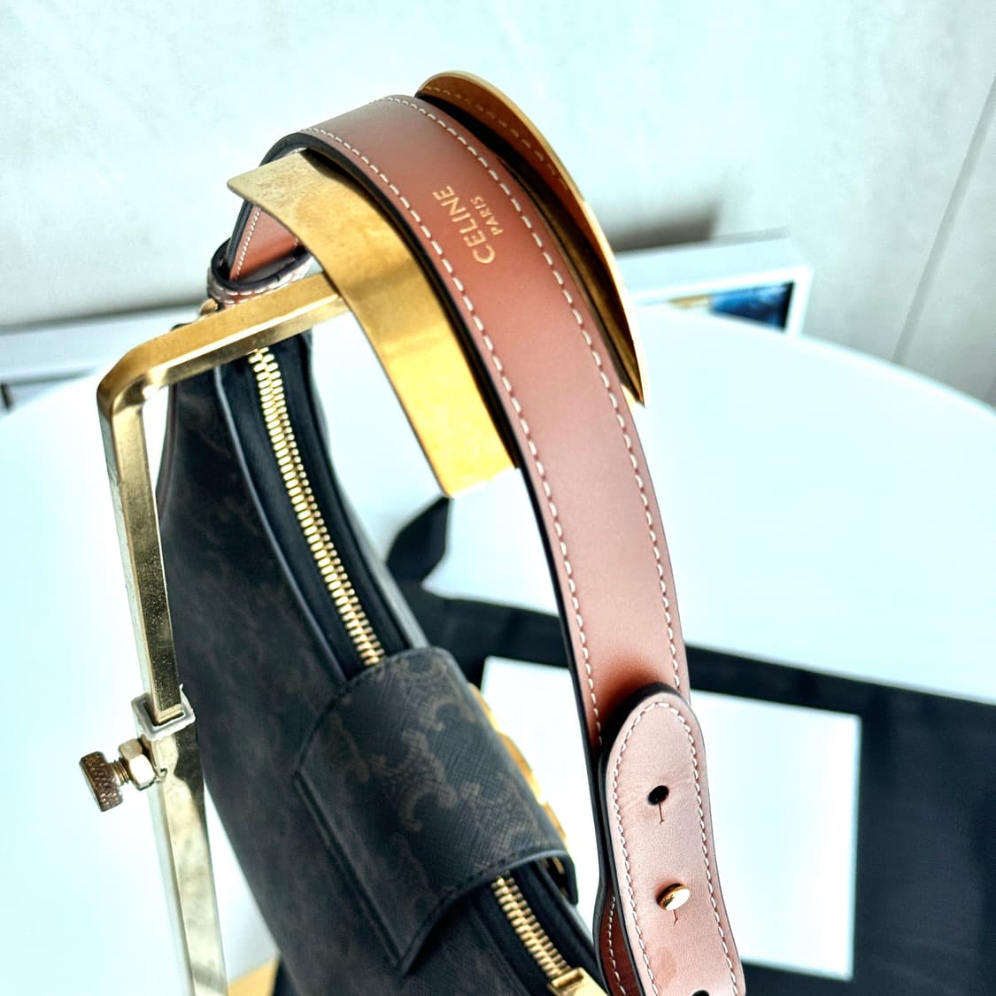 셀린느 트리옹프 아바백 미디움 상품이미지4