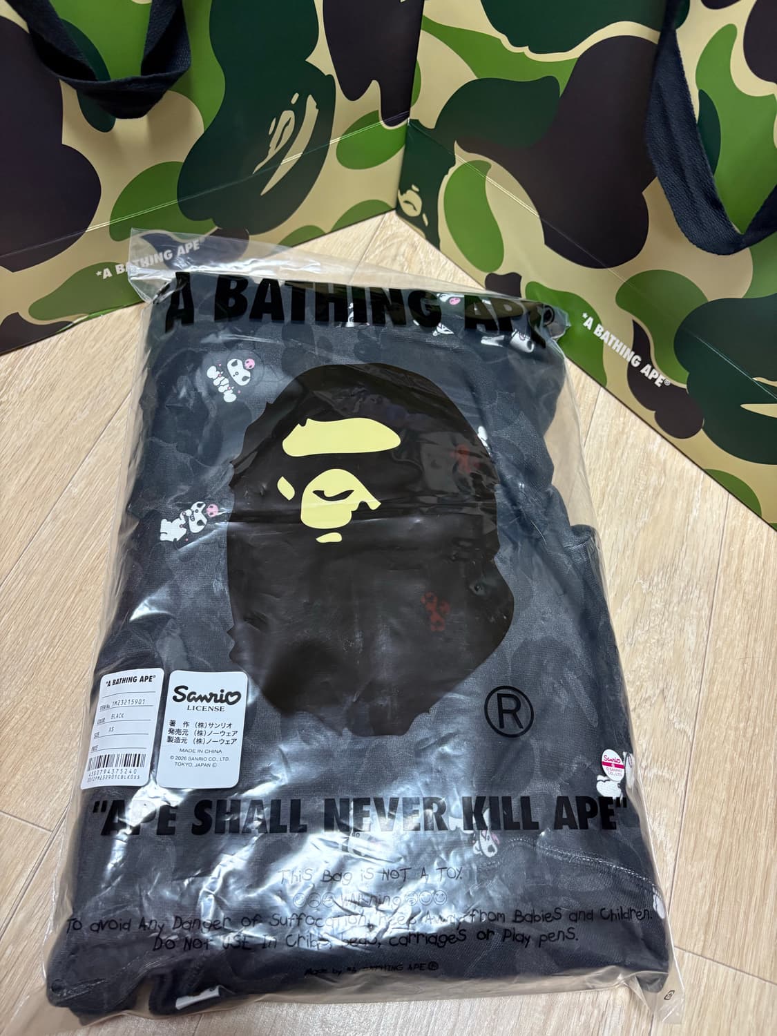 베이프 x 산리오 캐릭터즈 쿠로미 카모 풀 집 후드 블랙 상품이미지3