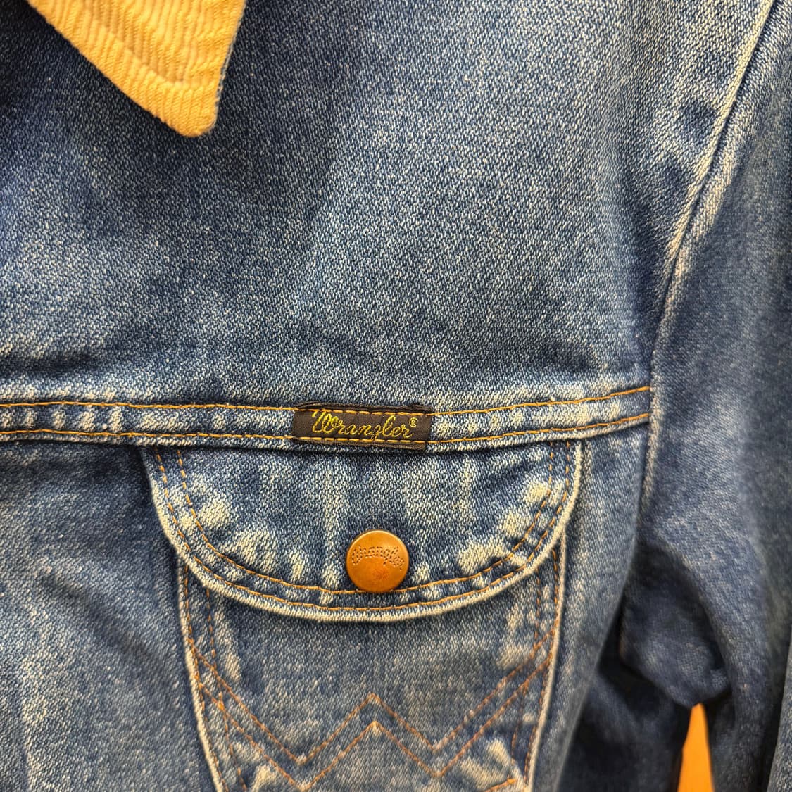 랭글러 데님 자켓 베이지 카라 배색 로고 탭 디테일 레귤러핏 블루 상품이미지6