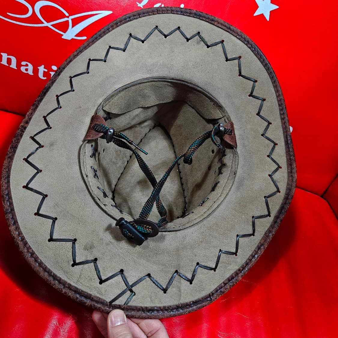 오스트리아 캥거루 가죽 스티치
웨스턴 페도라
사이즈 57-58 상품이미지7