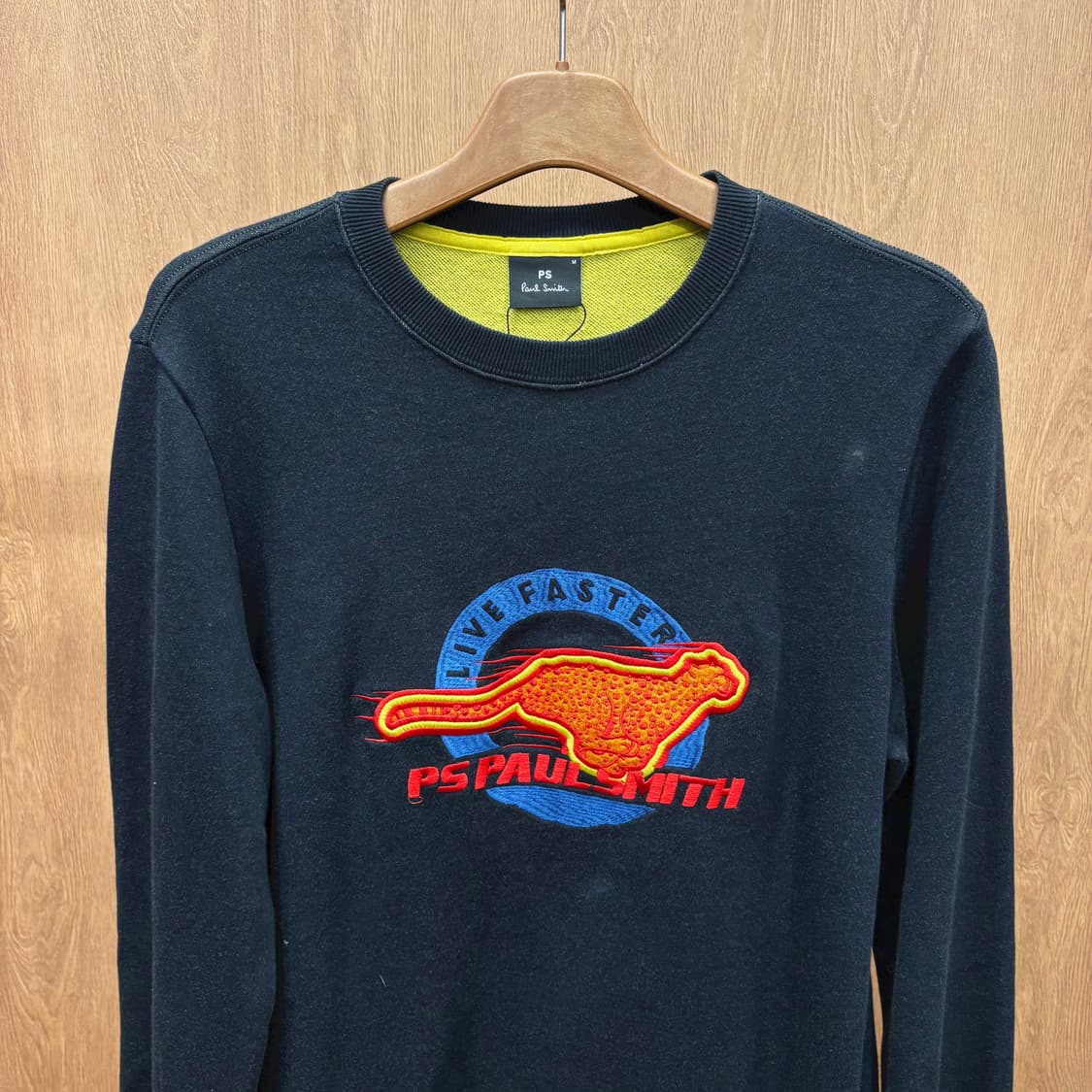 폴스미스 코튼 긴팔 맨투맨 치타 아트워크 자수 패치 디테일 레귤러핏 블랙 상품이미지3