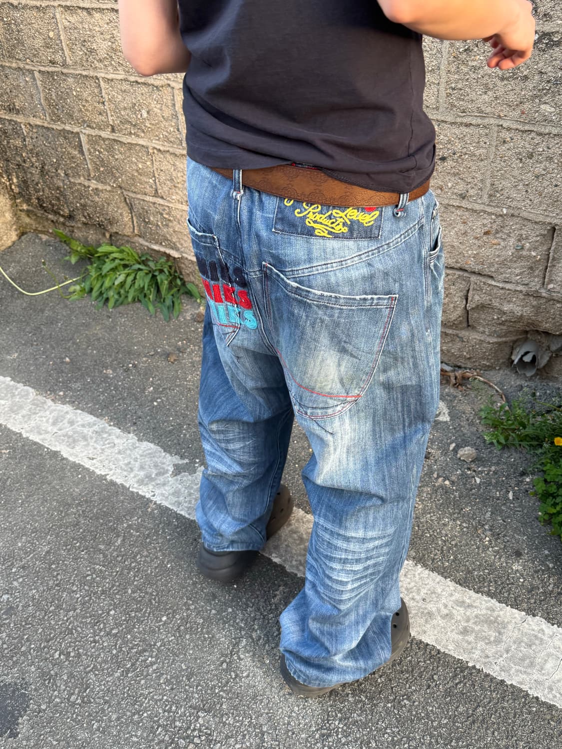 레터링 자수 워싱 데님 팬츠 상품이미지2