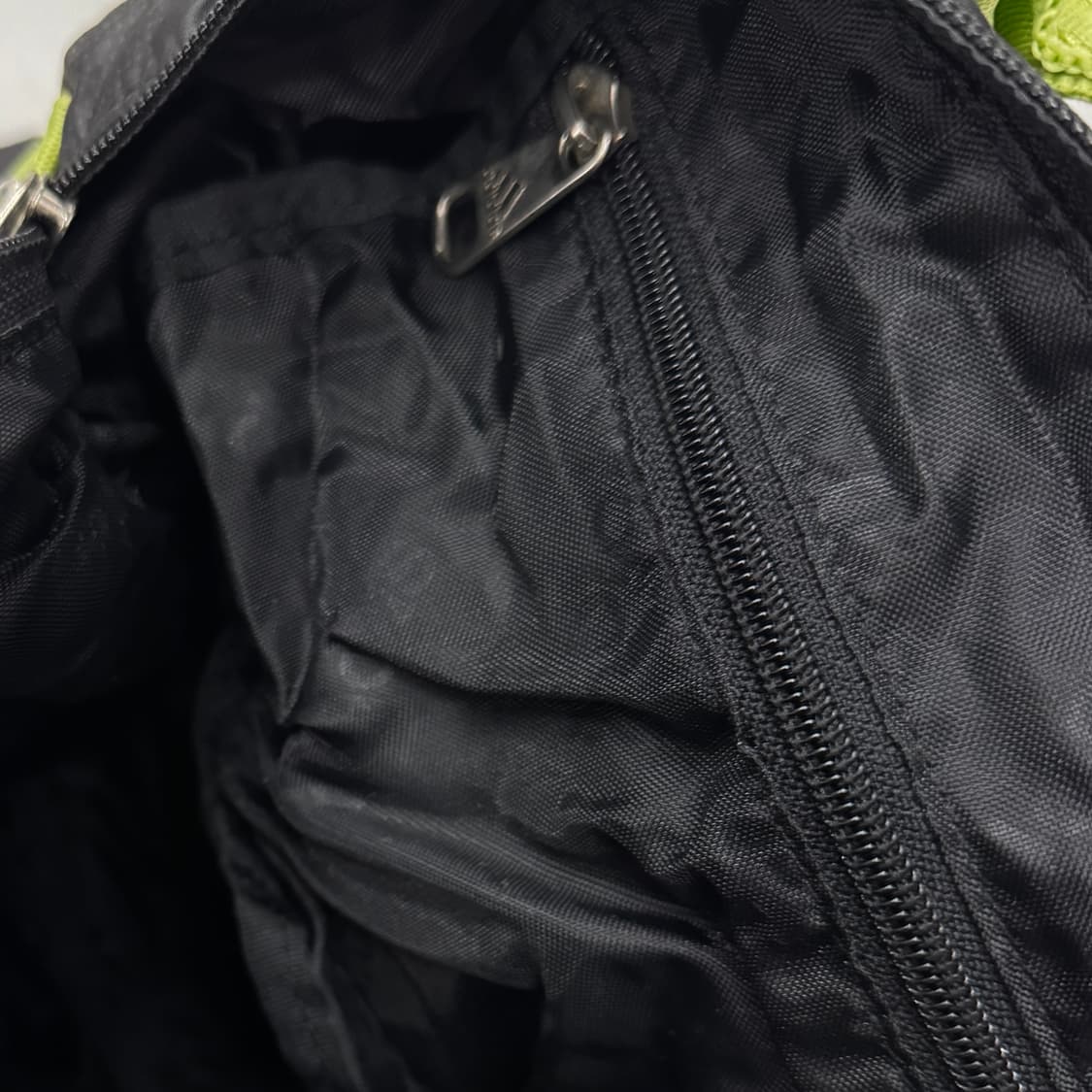 아디다스 00s 올드스쿨 유광 크로스백 상품이미지5