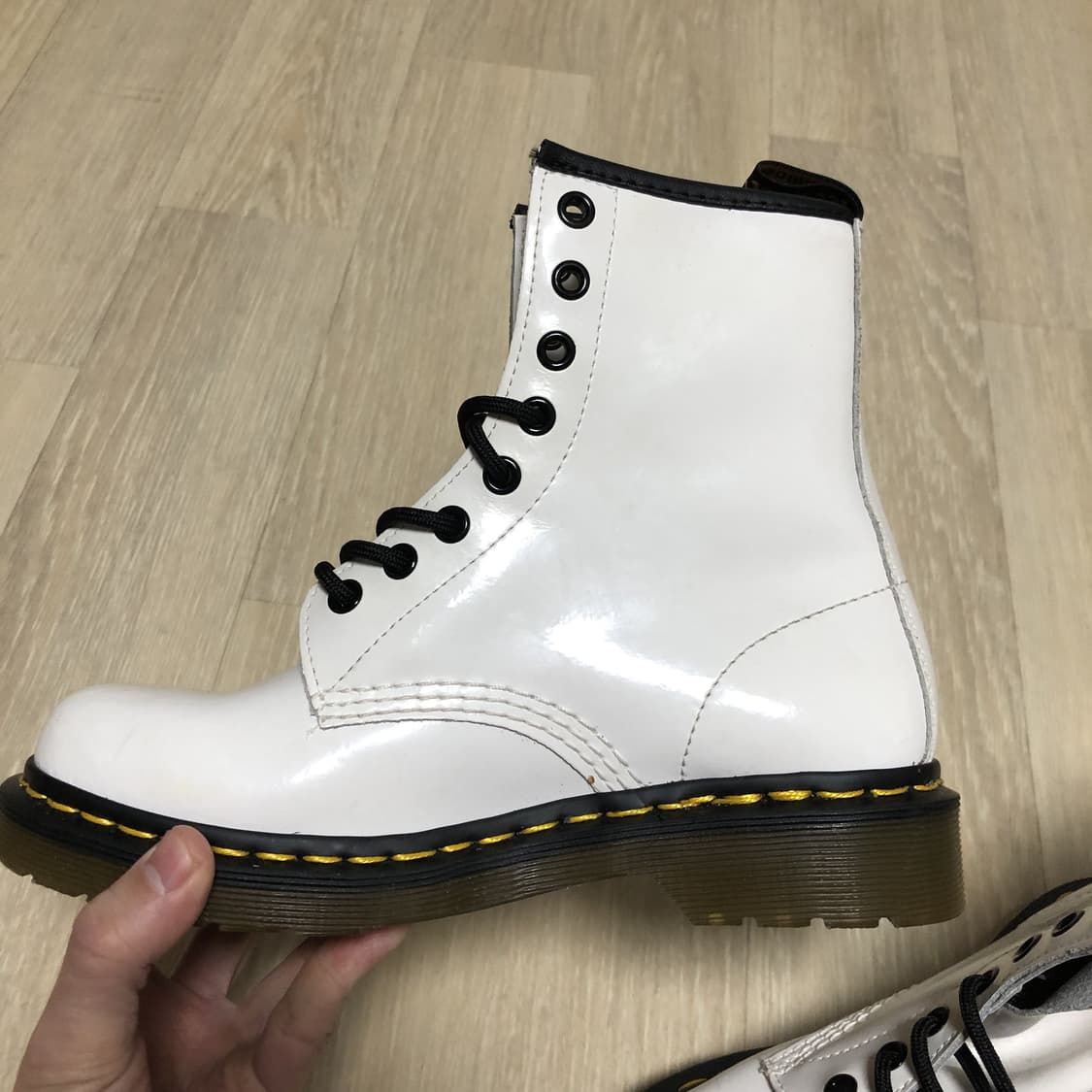 (230) 닥터마틴 1460 화이트 페이턴트 레더 8홀 부츠 워커 230 상품이미지5