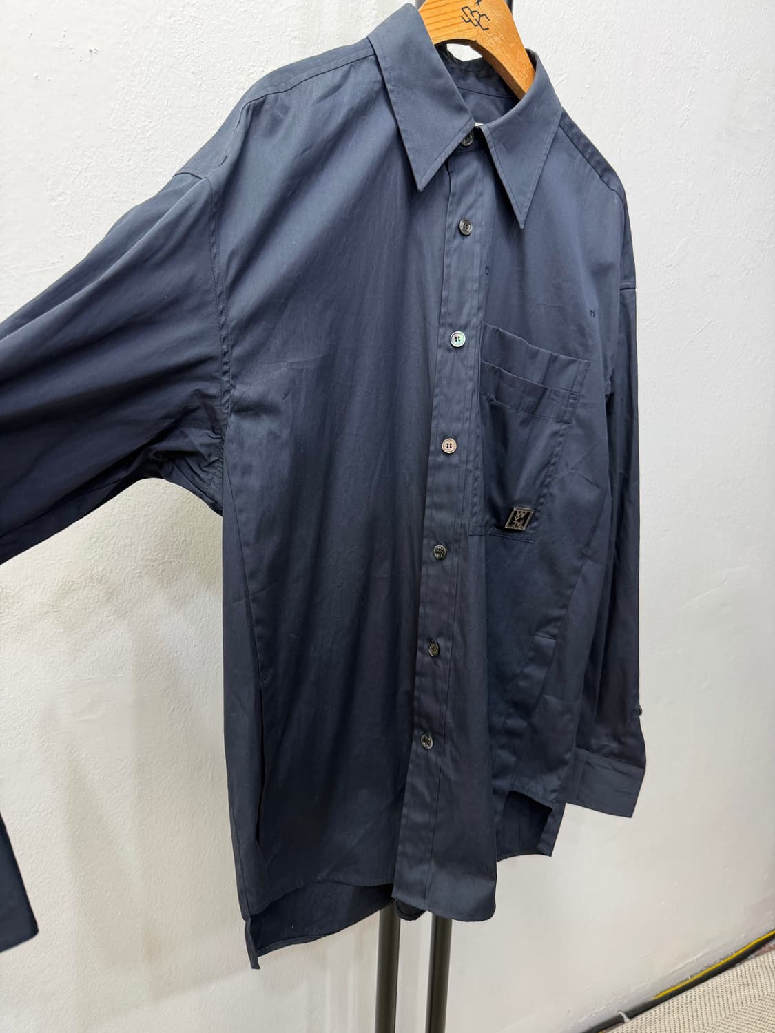 정품) 우영미 22ss 여성 루즈핏 백로고 셔츠 38 상품이미지3