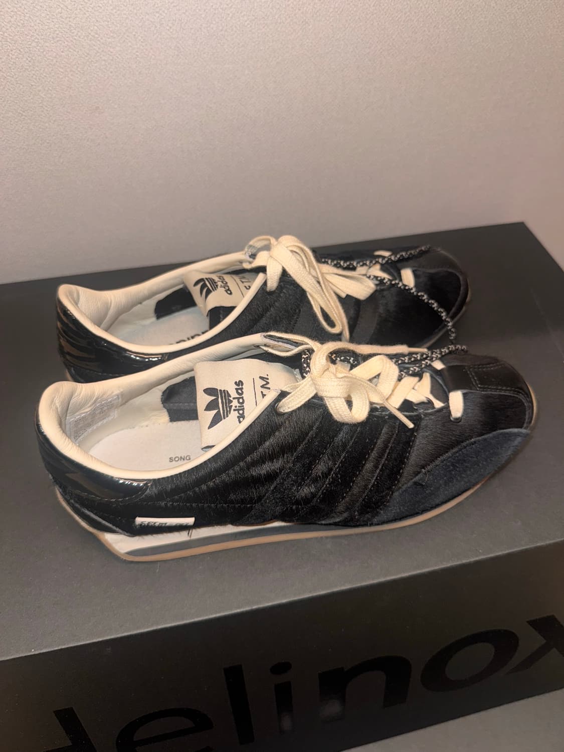 송포더뮤트X아디다스 컨트리 OG 상품이미지1