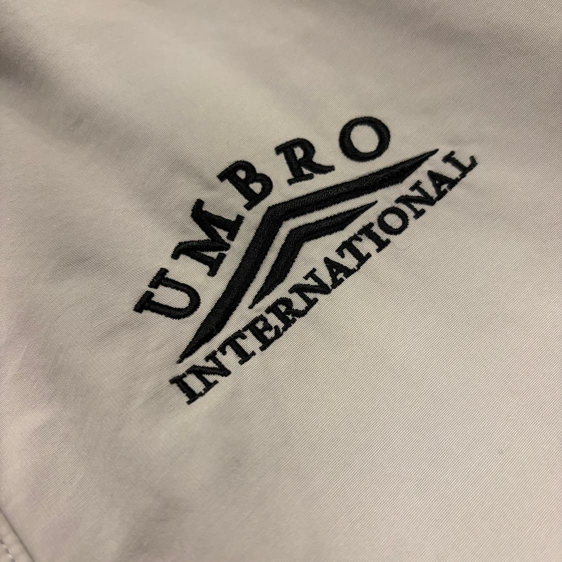 [105] 엄브로 인터내셔널 스포츠웨어 바람막이 그레이 B333 상품이미지3