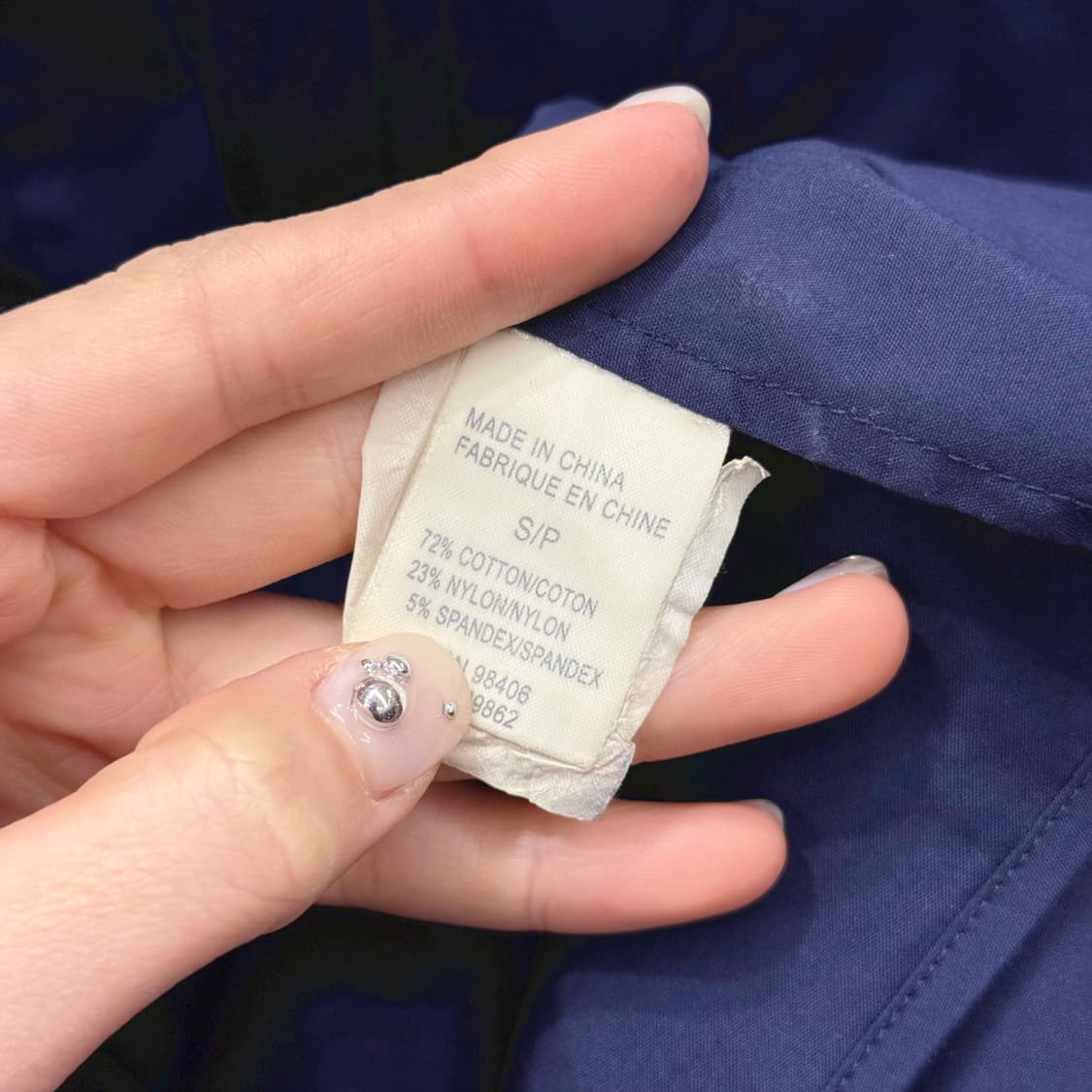 띠어리 긴팔 셔츠 전면 핀턱 디테일 블라우스 슬림핏 네이비 상품이미지8