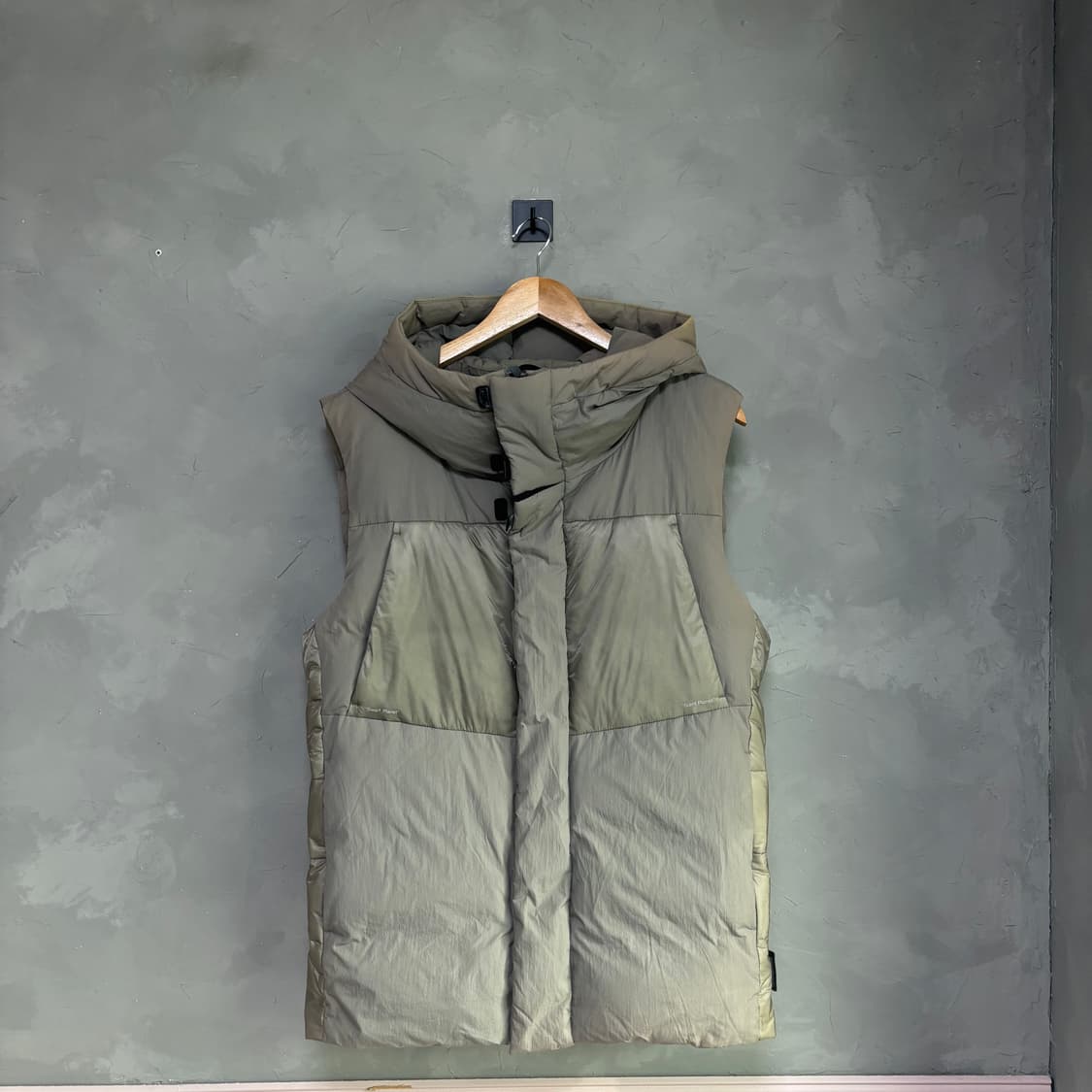 네셔널지오그래픽 일런드 덕 다운 패딩 조끼 카키 상품이미지1