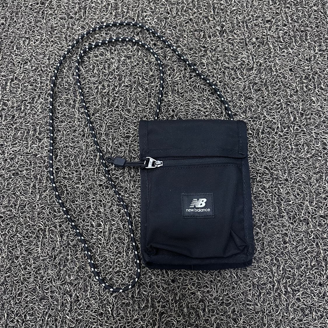 뉴발란스 미니 크로스백 가방 블랙 상품이미지1