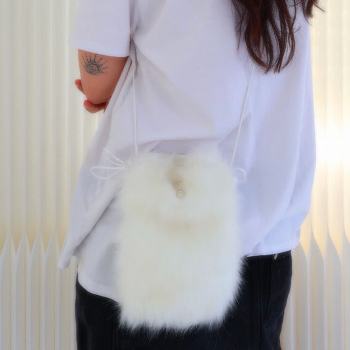 글로시 퍼 미니 백 Fur mini bag white 상품이미지2