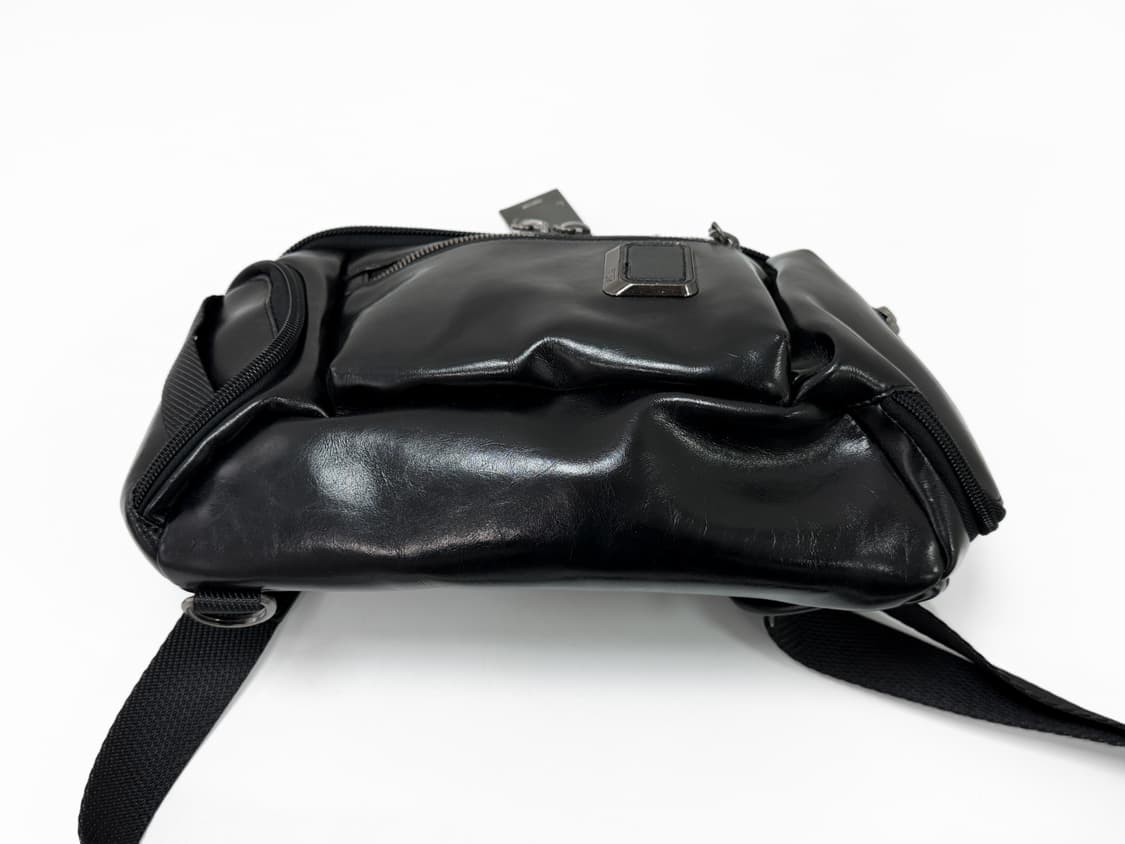 투미 알파 브라보 샤인 램스킨 슬링백 상품이미지5