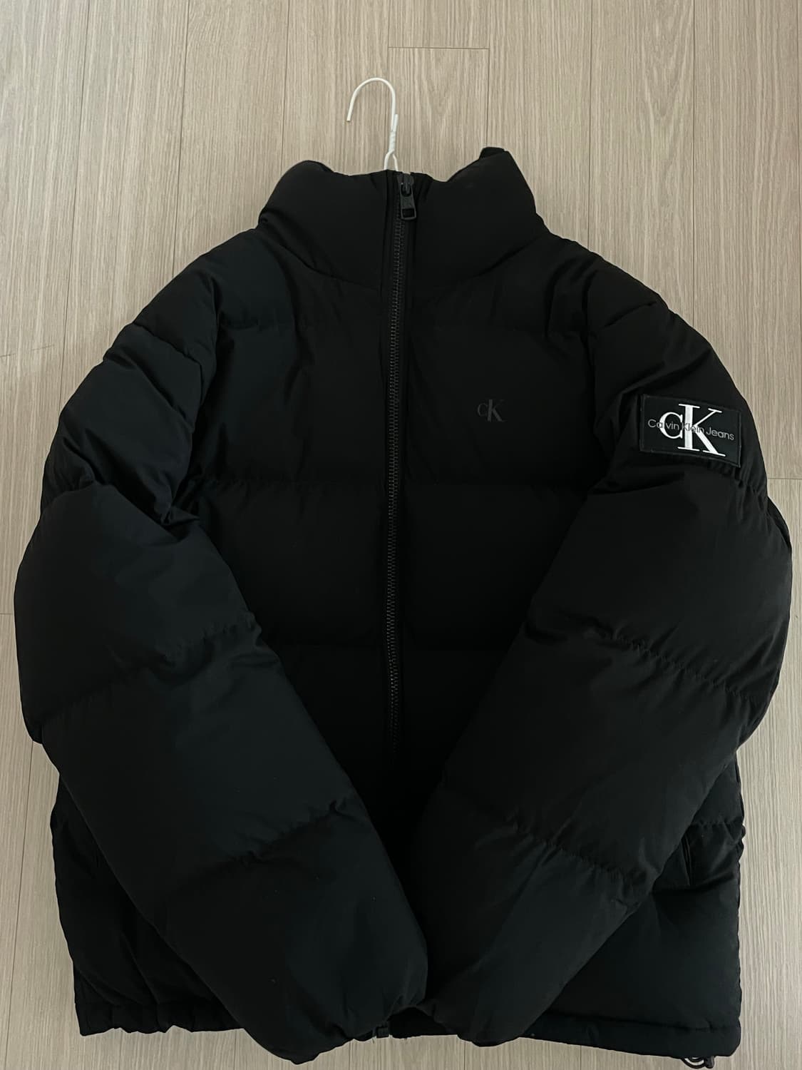 캘빈클라인 진 남 블랙 레귤러핏 스탠드 카라 숏 다운 푸퍼 재킷 상품이미지2