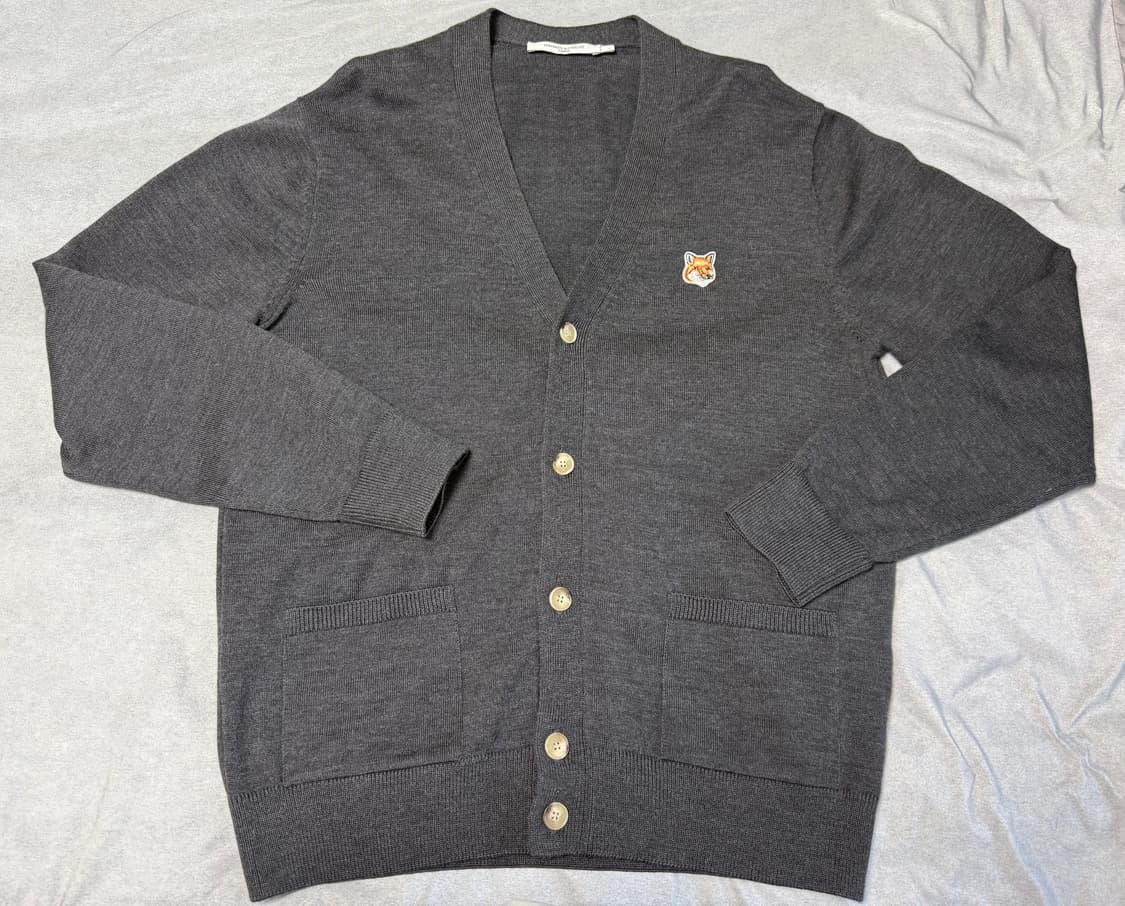 메종키츠네 폭스 헤드 가디건 차콜 L사이즈 GU00542KT1036 상품이미지1