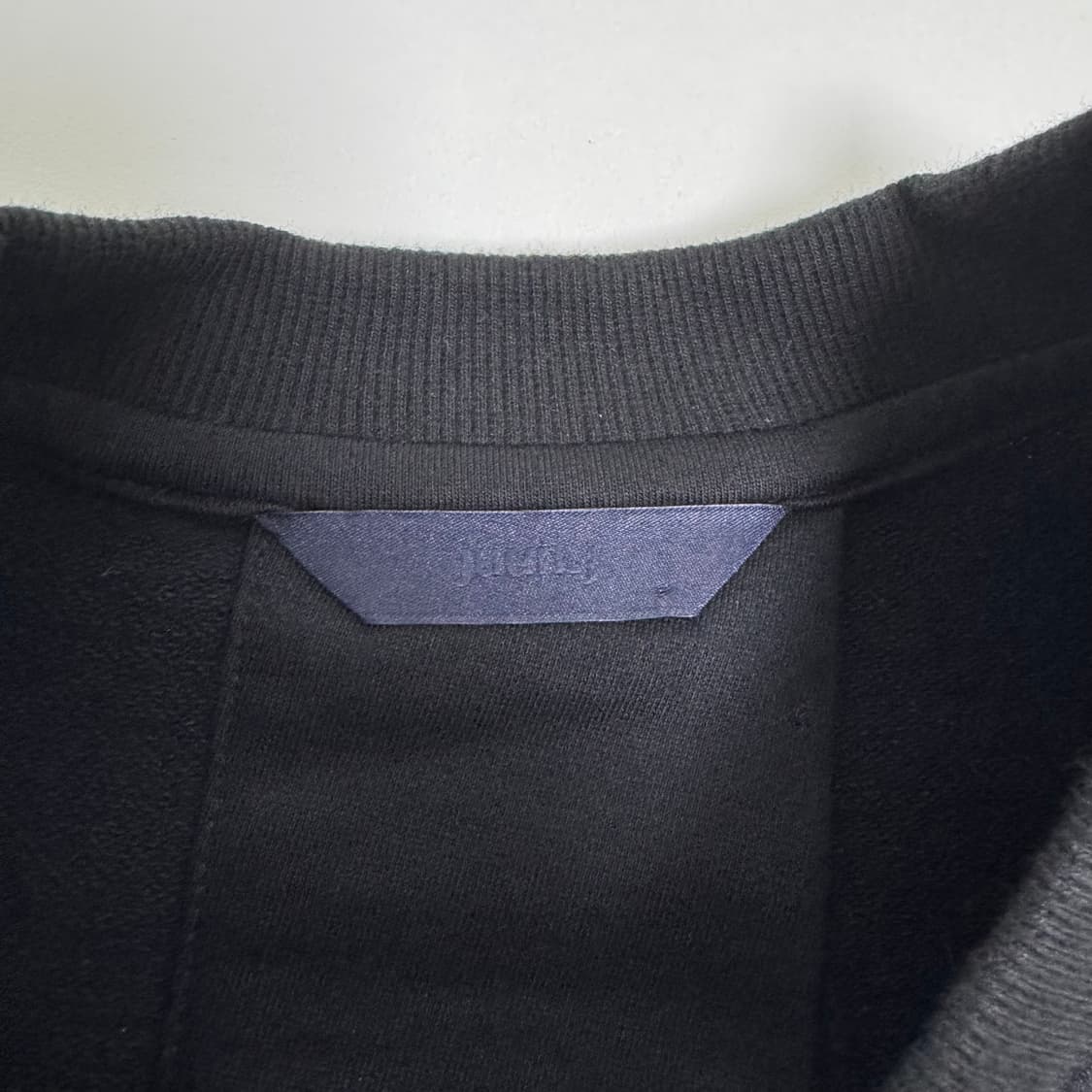 준지(Juun.J) 로고 디테일 블랙 절개 스웨트셔츠 36 상품이미지4