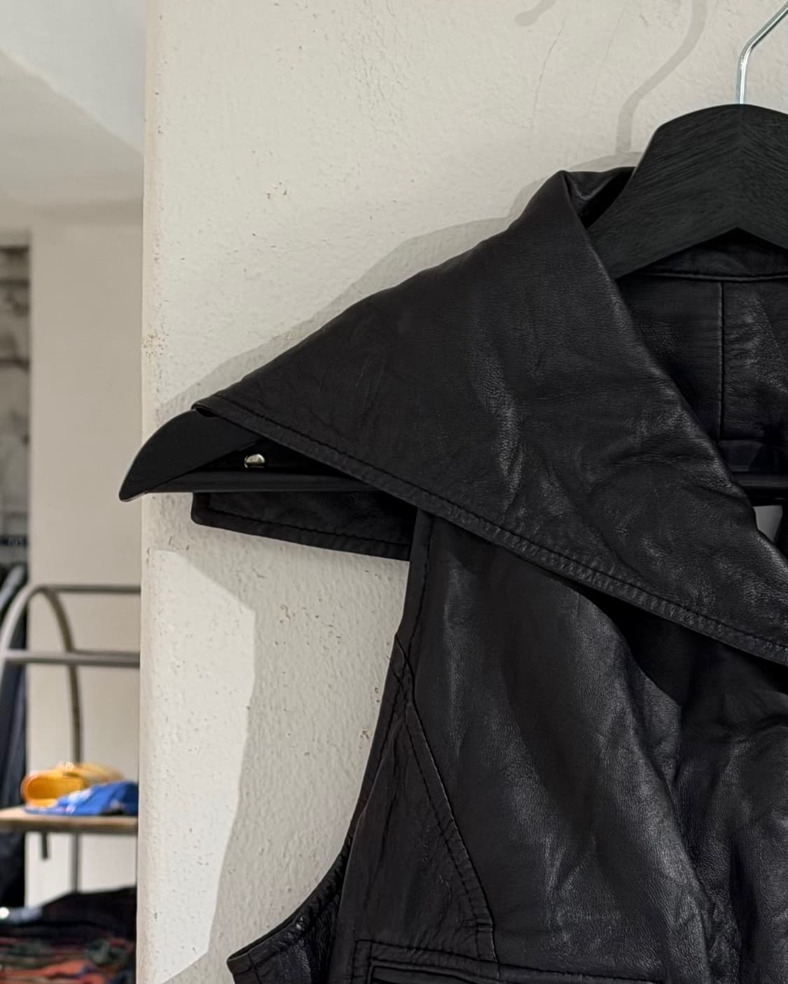 장 폴 고티에 블랙 램스킨 크롭 베스트 자켓 상품이미지2